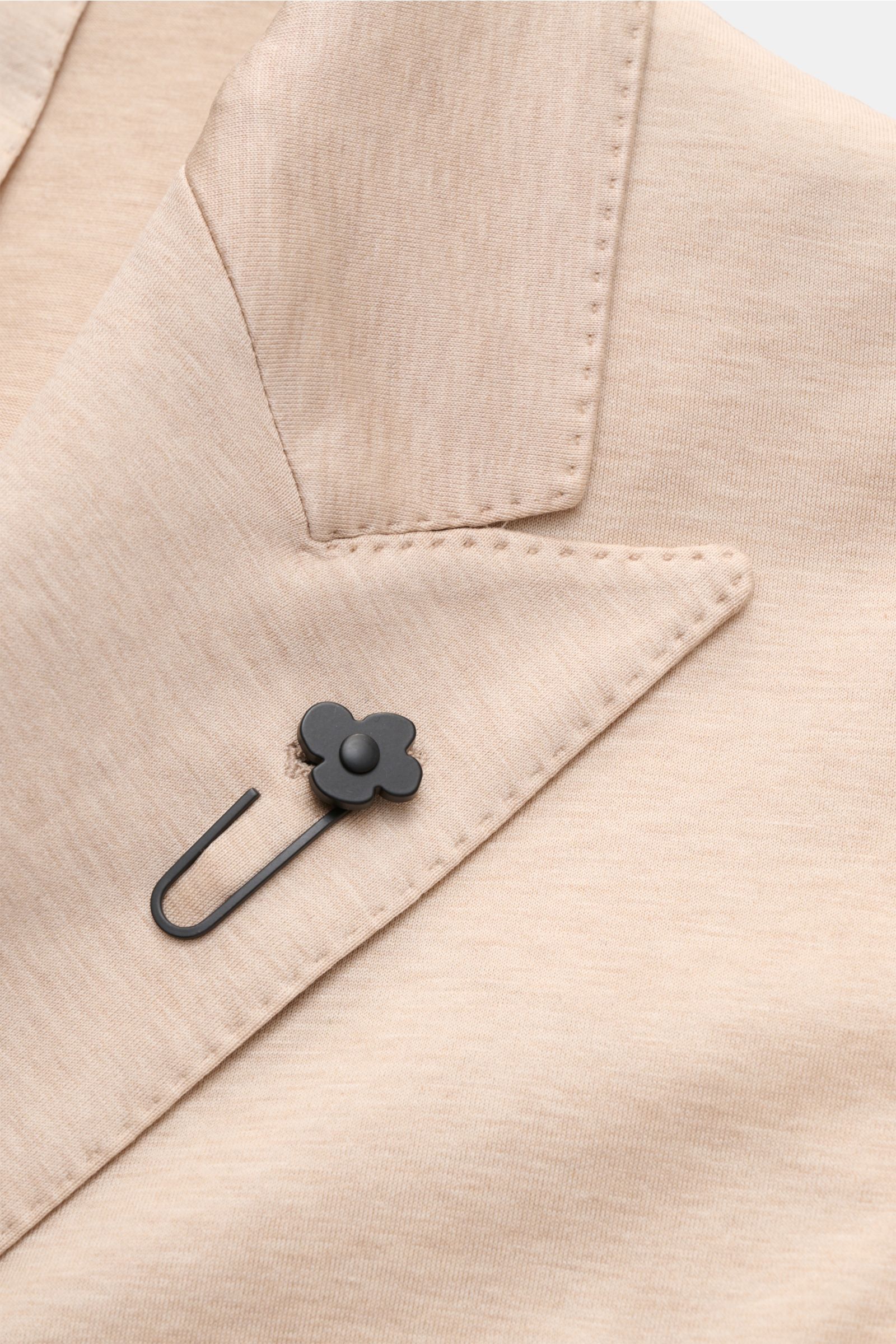 Close-up front view of Lardini Jersey jacket beige mottled showing pointed lapel with black floral pin, soft cotton jersey fabric.

Comfortable and elegant: This double-breasted smart-casual jacket by LARDINI in lightweight cotton jersey is the best ch