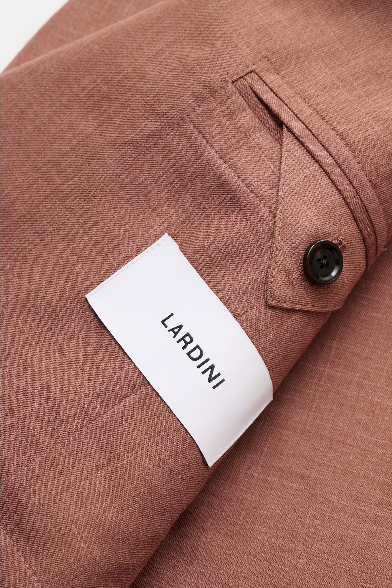 Lardini Sakko braun meliert, Nahaufnahme vom Ärmel mit Knopf und Label, feine Woll-Seide-Leinen-Mischung, weicher Griff.
