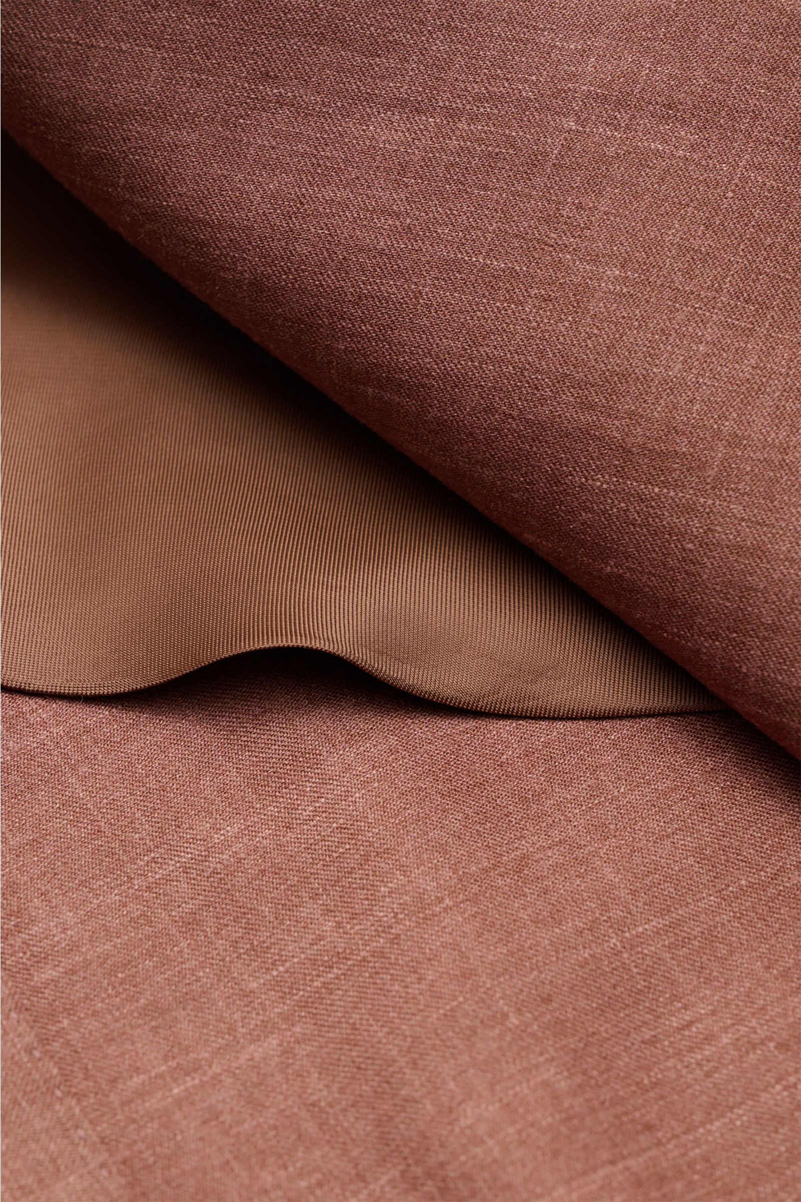 Lardini Sakko braun meliert, Nahaufnahme des Stoffes aus Wolle, Seide und Leinen, Perspektive von oben mit sichtbarem Innenfutter.