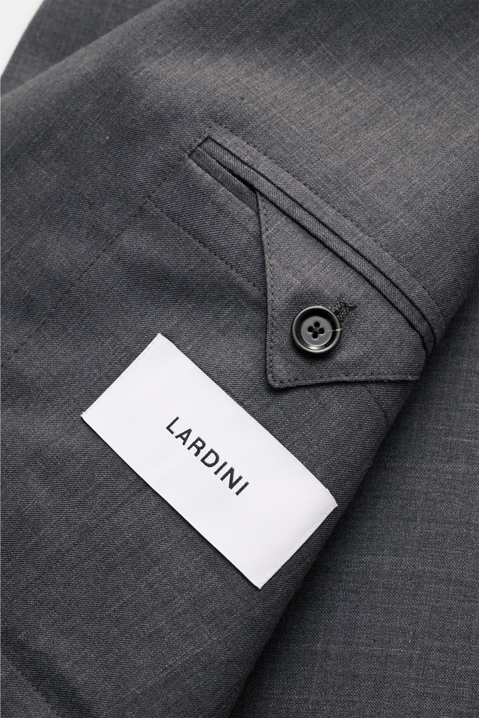 Lardini Sakko dunkelgrau meliert, Nahaufnahme der Ärmelmanschette mit Knopf und Label, weiche Wolle-Seide-Leinen-Mischung, Slim Fit.