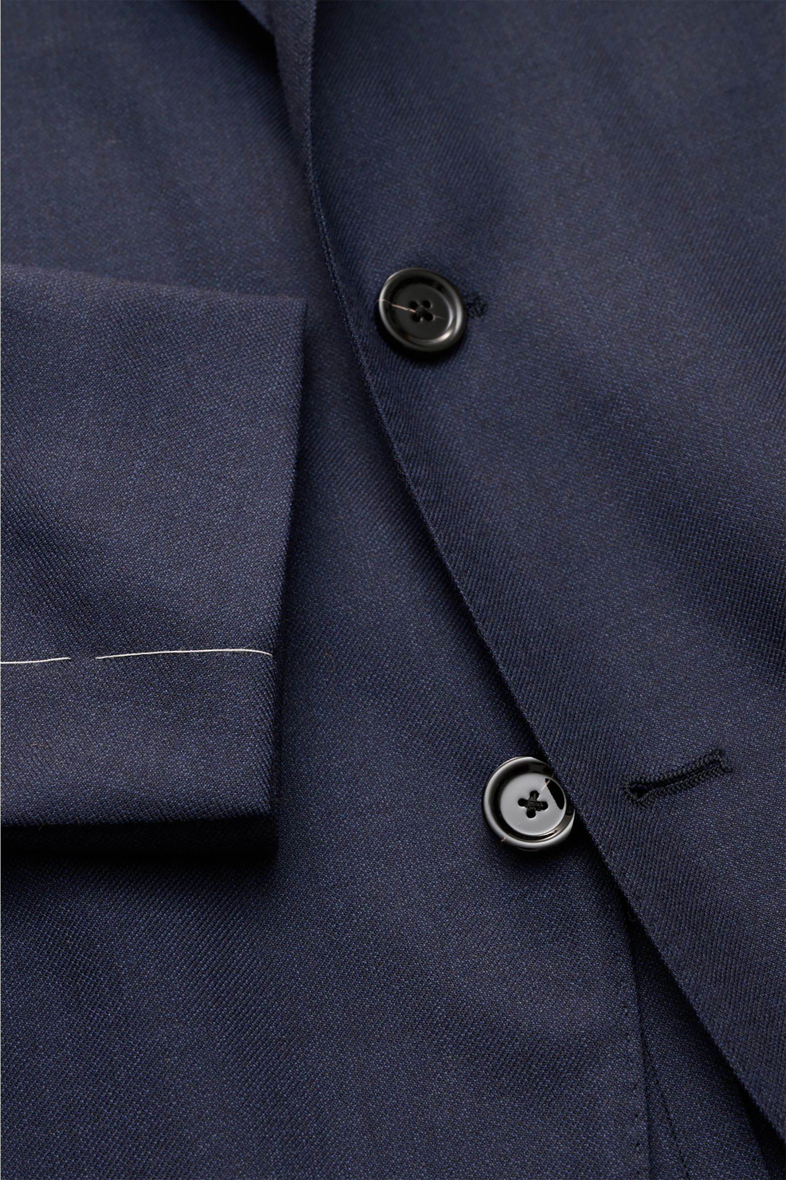 Nahaufnahme von Lardini Cashmere Sakko navy, zeigt Slim Fit, zwei Knöpfe, weichen Griff und unfertige Ärmelabschlüsse.