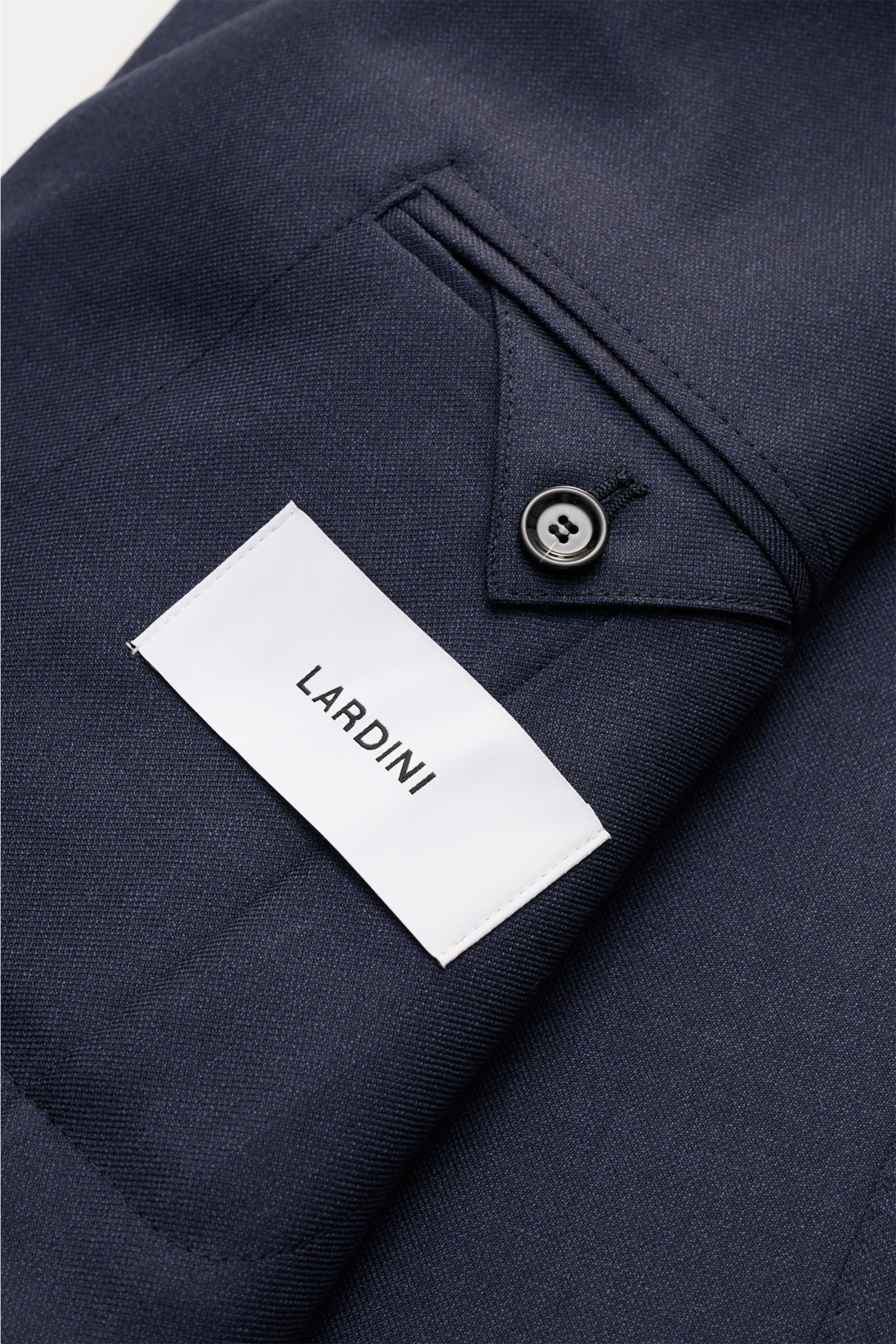 Lardini Cashmere Sakko navy Detailaufnahme von Ärmelsaum mit Knopf, weichem Griff, Slim Fit, unconstructed Design, zwei Innentaschen, Seitenschlitzen.