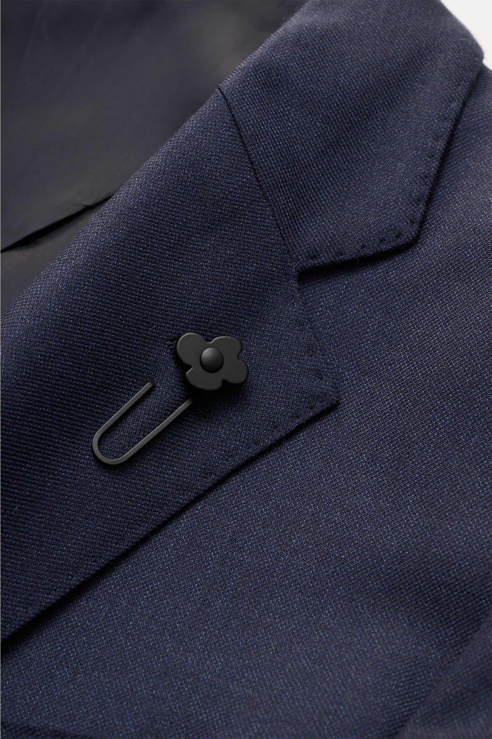 Nahaufnahme eines fallenden Revers mit Blüten-Anstecker des Lardini Cashmere Sakko navy aus reinem Cashmere, Slim Fit.