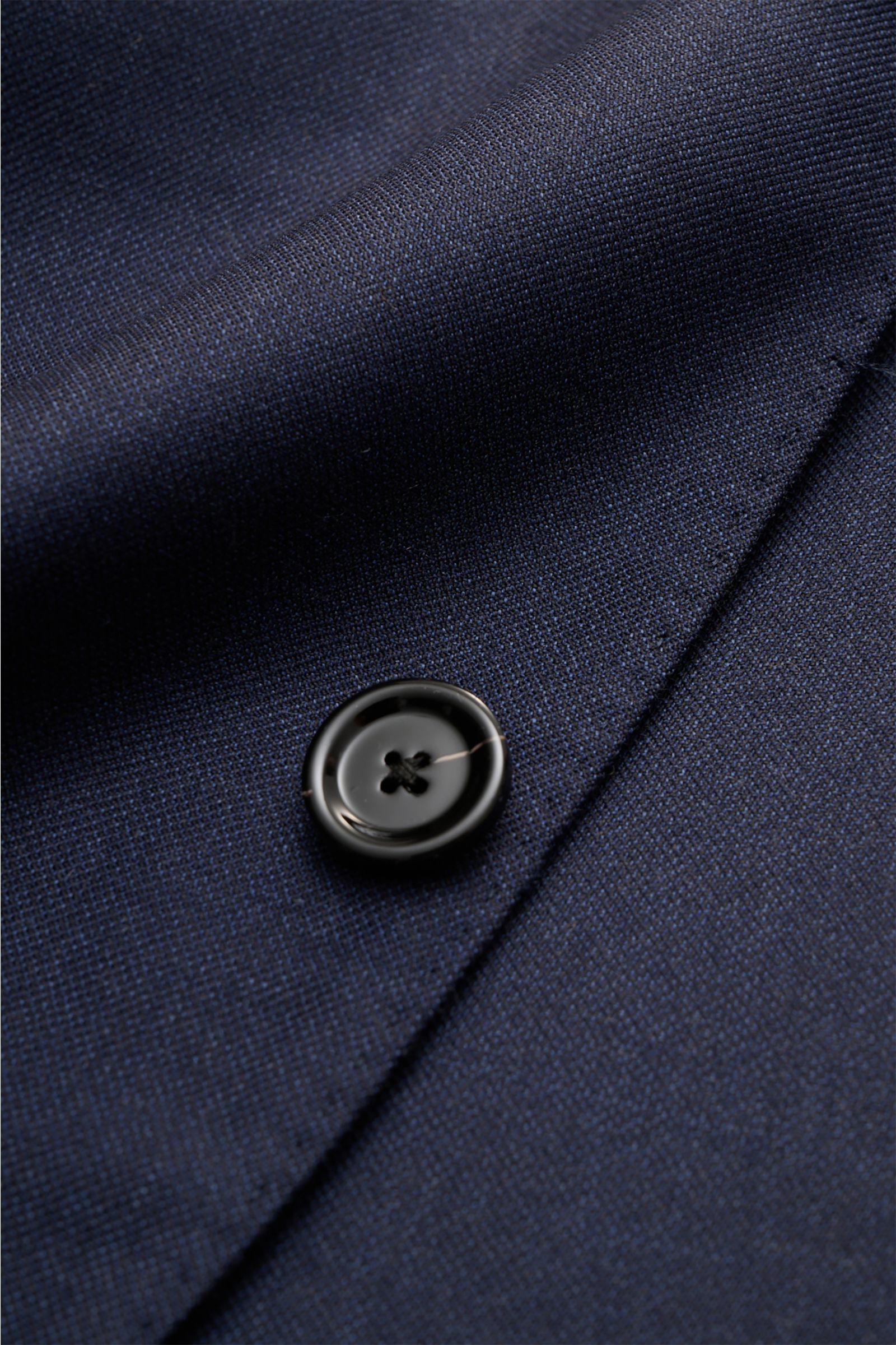 Lardini Cashmere Sakko navy in Nahaufnahme, Detailansicht Knopf und Stoffstruktur, reine Cashmere Verarbeitung, Slim Fit.