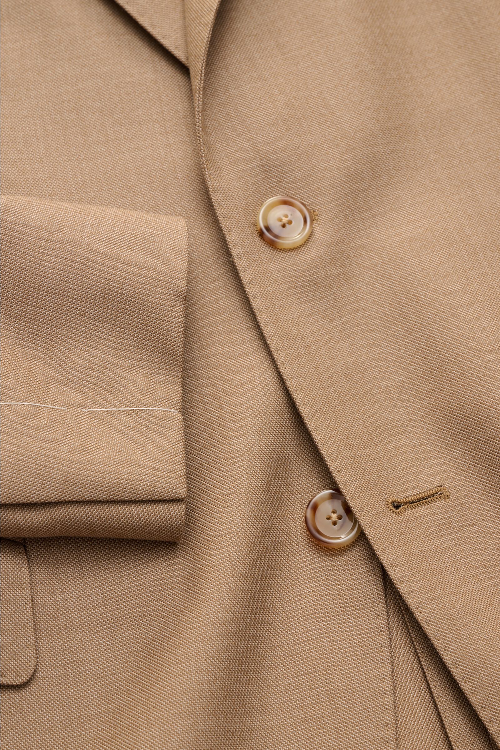 Lardini Cashmere Sakko hellbraun in Slim Fit, Detailaufnahme von vorne, reiner Cashmere, weicher Griff, fallendes Revers, zwei Knöpfe, Brust- und Hüfttaschen, unstrukturierter Stil.