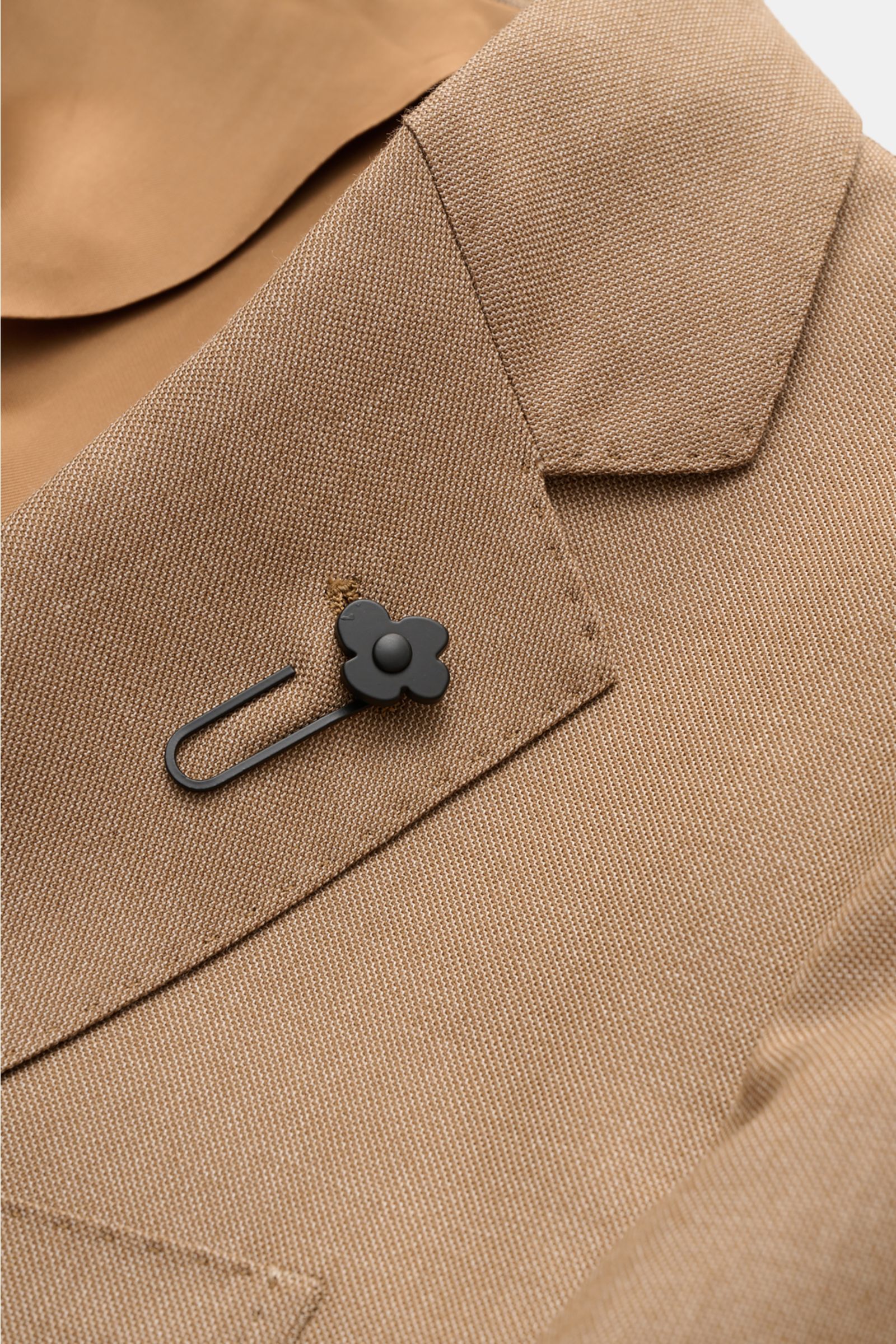 Lardini Cashmere Sakko hellbraun im Close-up von oben, Slim Fit, weicher Griff, fallendes Revers mit Blüten-Anstecker, reiner Cashmere.