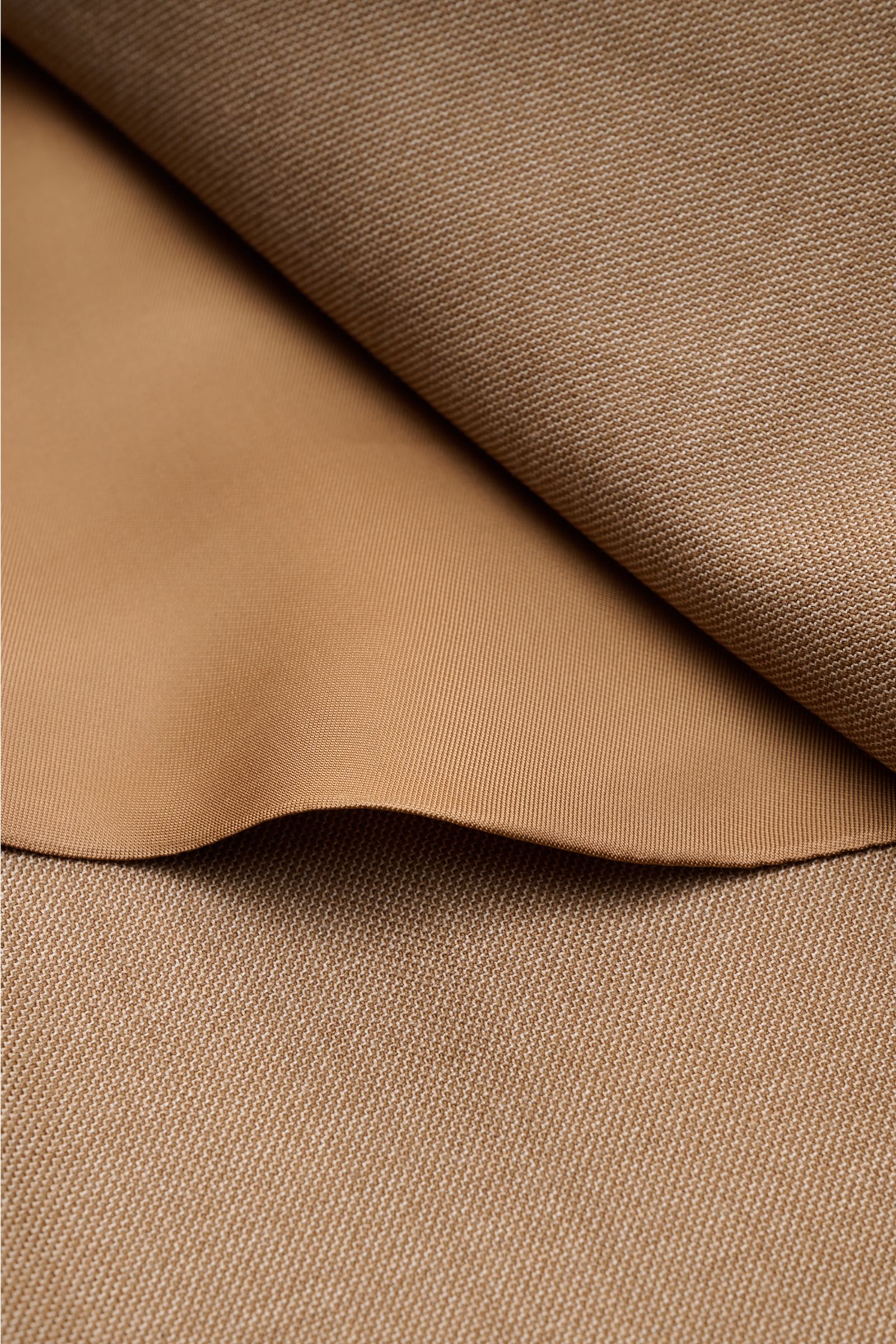 Lardini Cashmere Sakko hellbraun Detailaufnahme der feinen, weichen Struktur des reinen Cashmere-Stoffs, Verarbeitung in Meisterklasse.