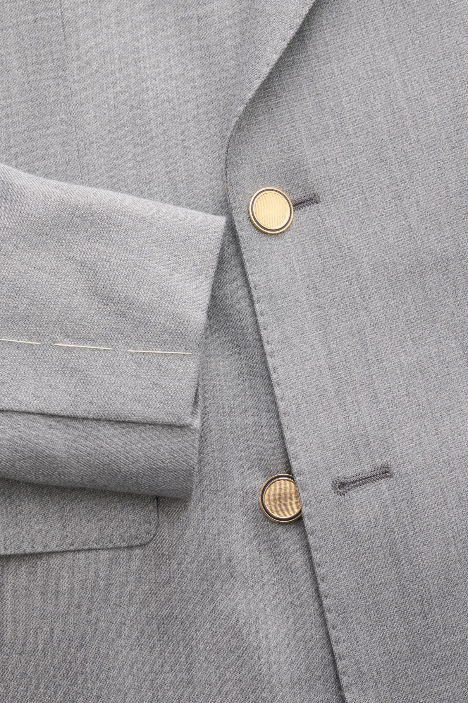 Nahaufnahme des Lardini Sakko grau meliert von oben, zeigt zweireihiges Drei-Knopf-Design, Blüten-Anstecker, Woll-Seide-Mix, Slim Fit und unfertige Ärmelabschlüsse.