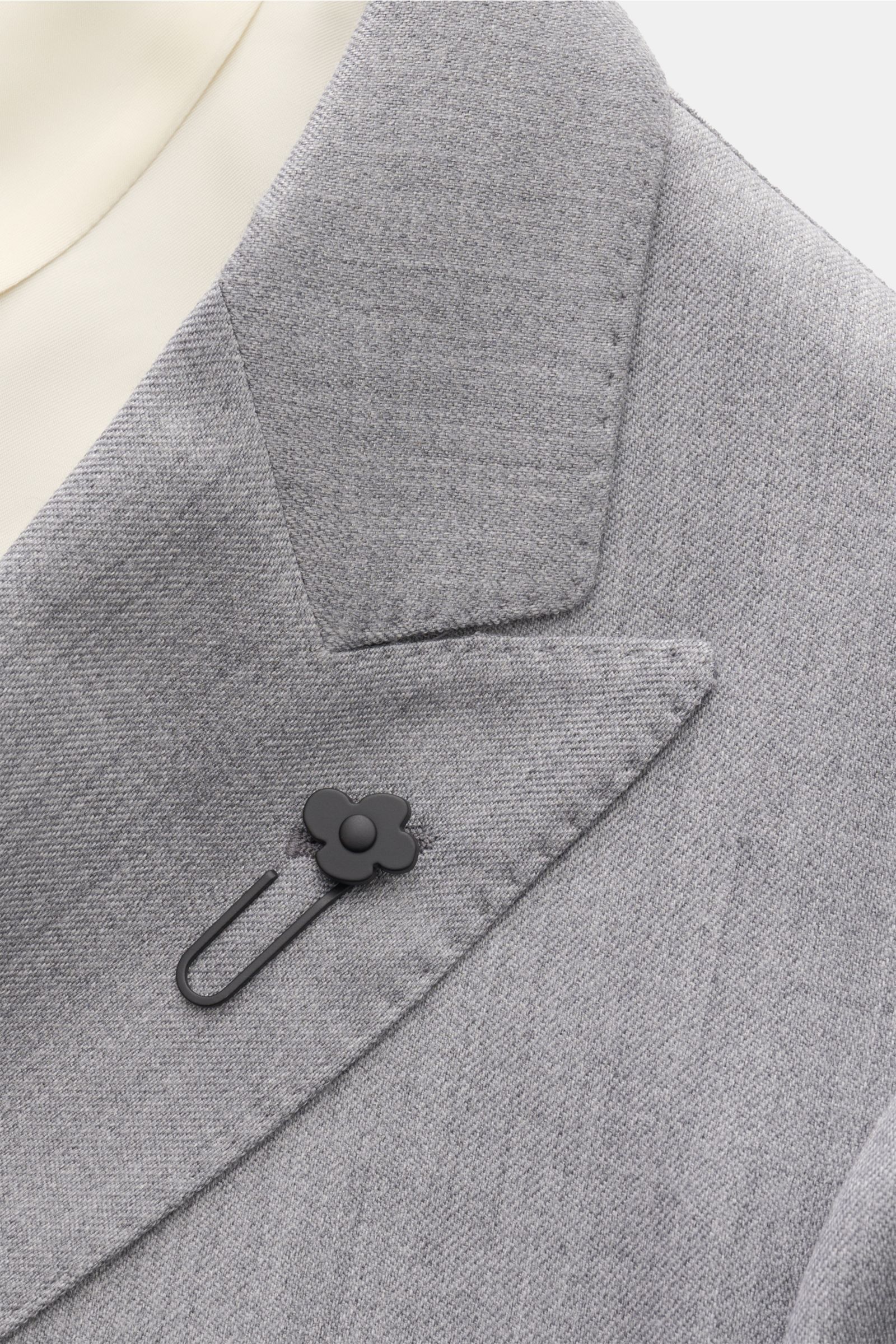 Nahaufnahme des graumelierten Lardini Sakkos aus Wolle und Seide mit Spitzrevers, Blüten-Anstecker und Slim Fit, Frontperspektive.