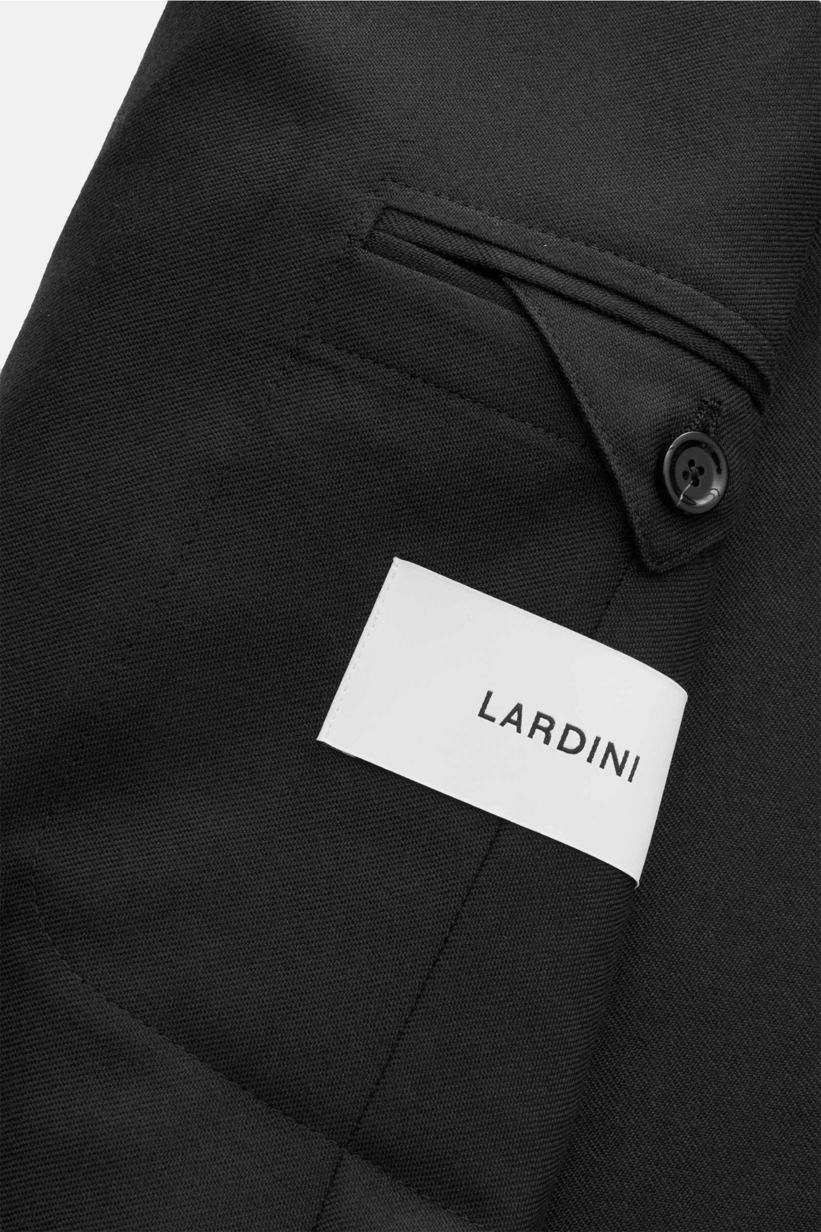 Lardini Sakko dark navy, Detailaufnahme der Hüfttasche mit Patte und Knopf, edler Mix aus Cashmere, Wolle und Seide, Slim Fit, unconstructed Design.