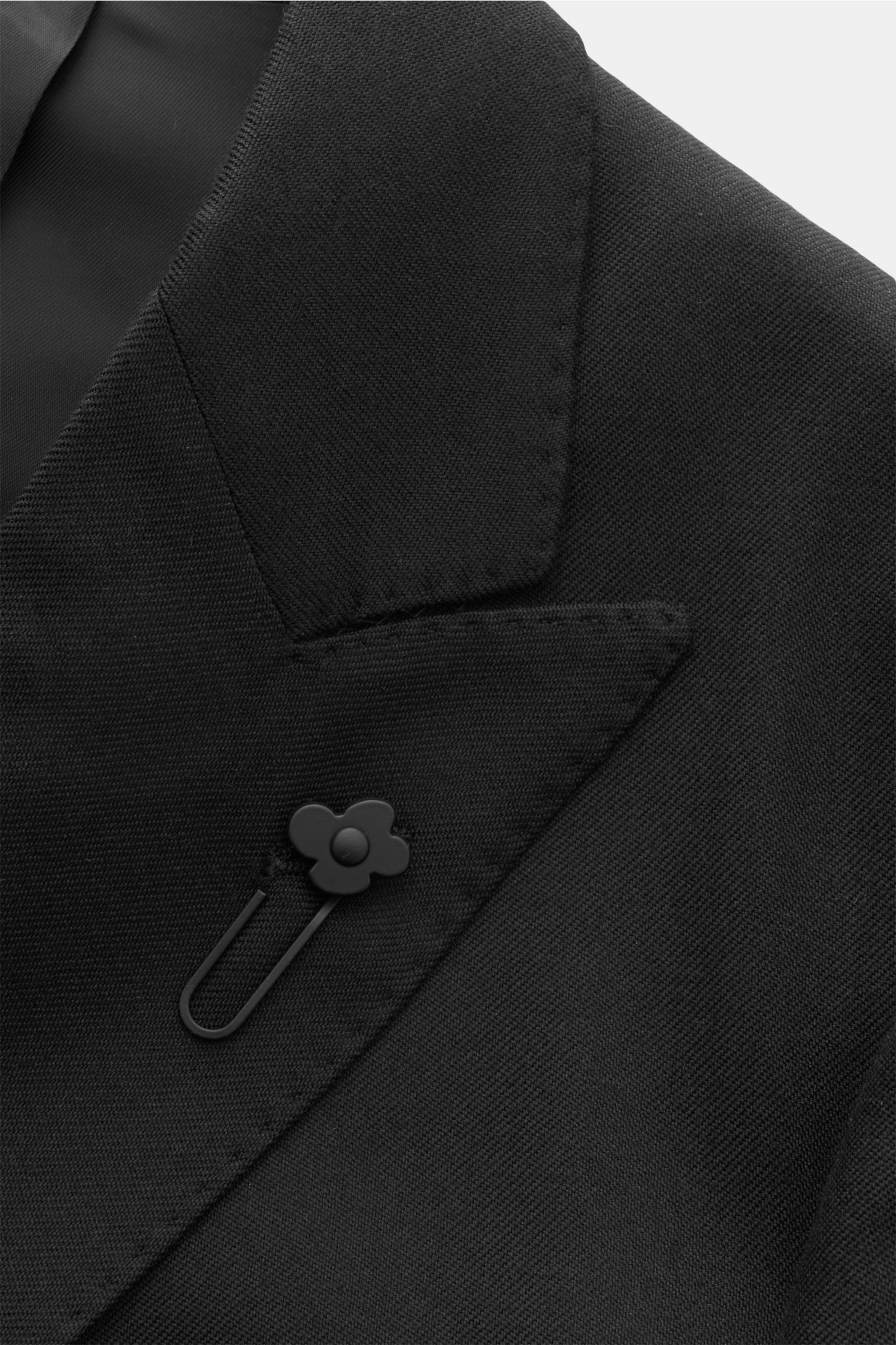 Nahaufnahme des Lardini Sakko dark navy mit zweireihigem Drei-Knopf-Stil, Spitzrevers und dezentem Blüten-Anstecker, aus Cashmere, Wolle und Seide.