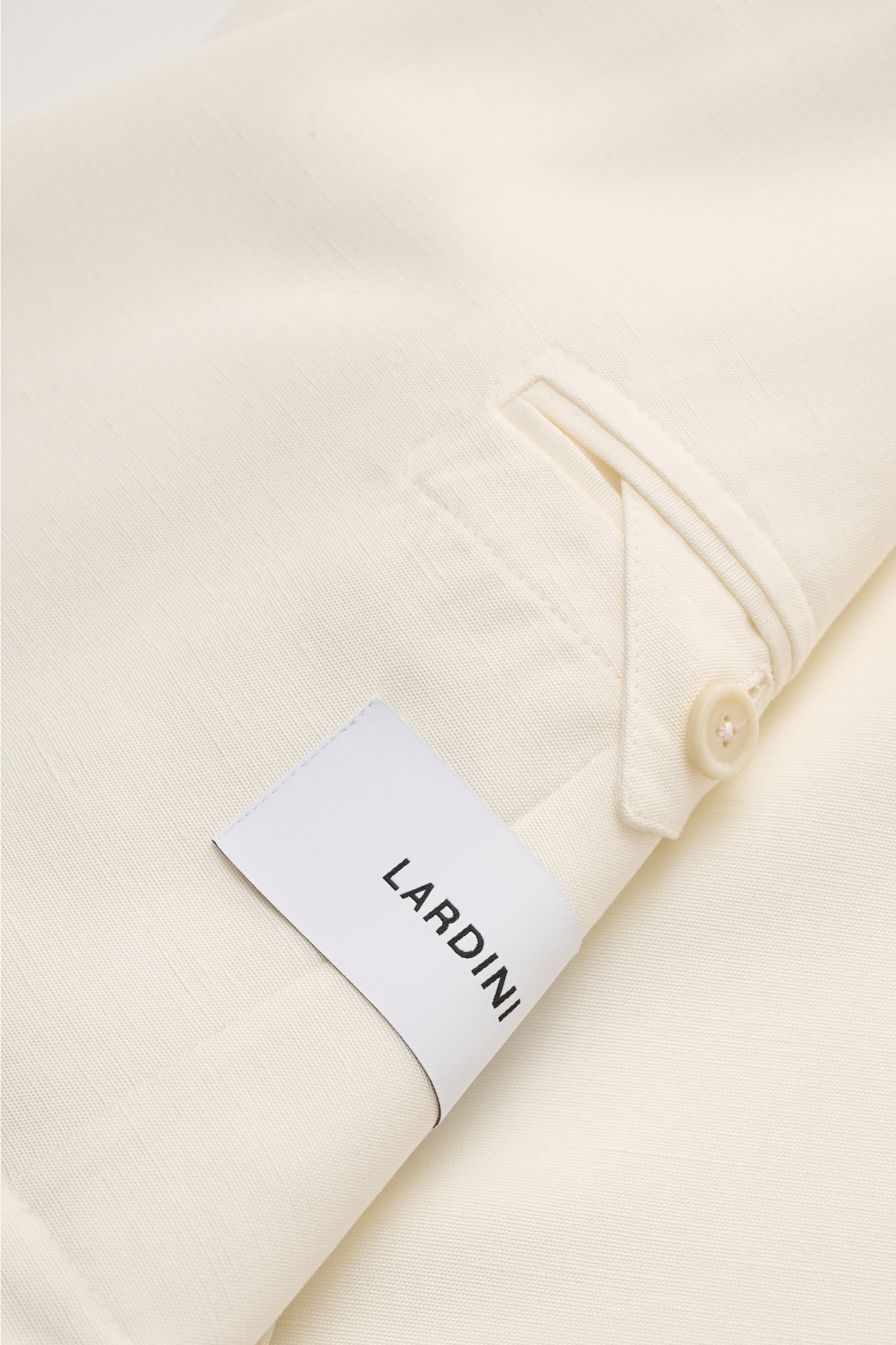 Lardini Sakko creme im Detail, Nahaufnahme des Ärmels mit Knopf, feine Viskose mit Seide, glatter Griff, Slim Fit, unconstructed Design.