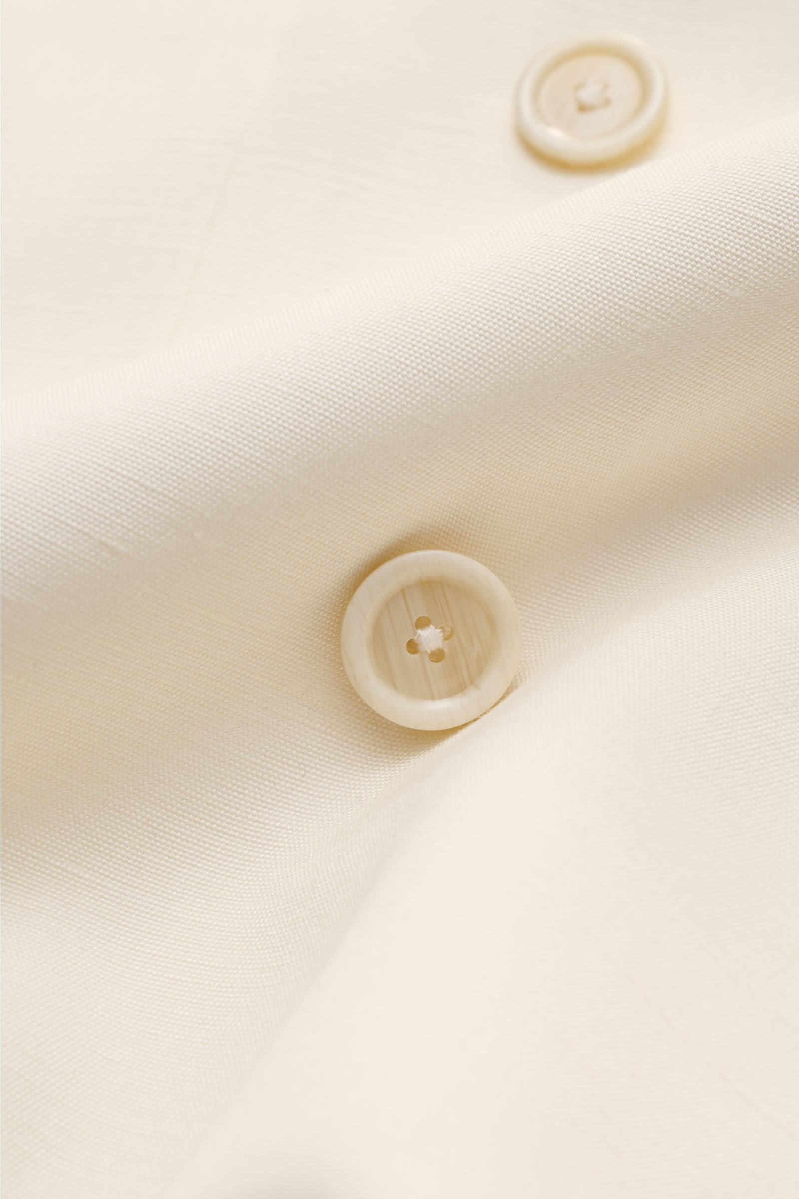 Lardini Sakko creme Nahaufnahme von feiner Viskose mit Seide, glatter Griff, zwei Knöpfe, Slim Fit, Unconstructed Design, Ton-in-Ton Details.