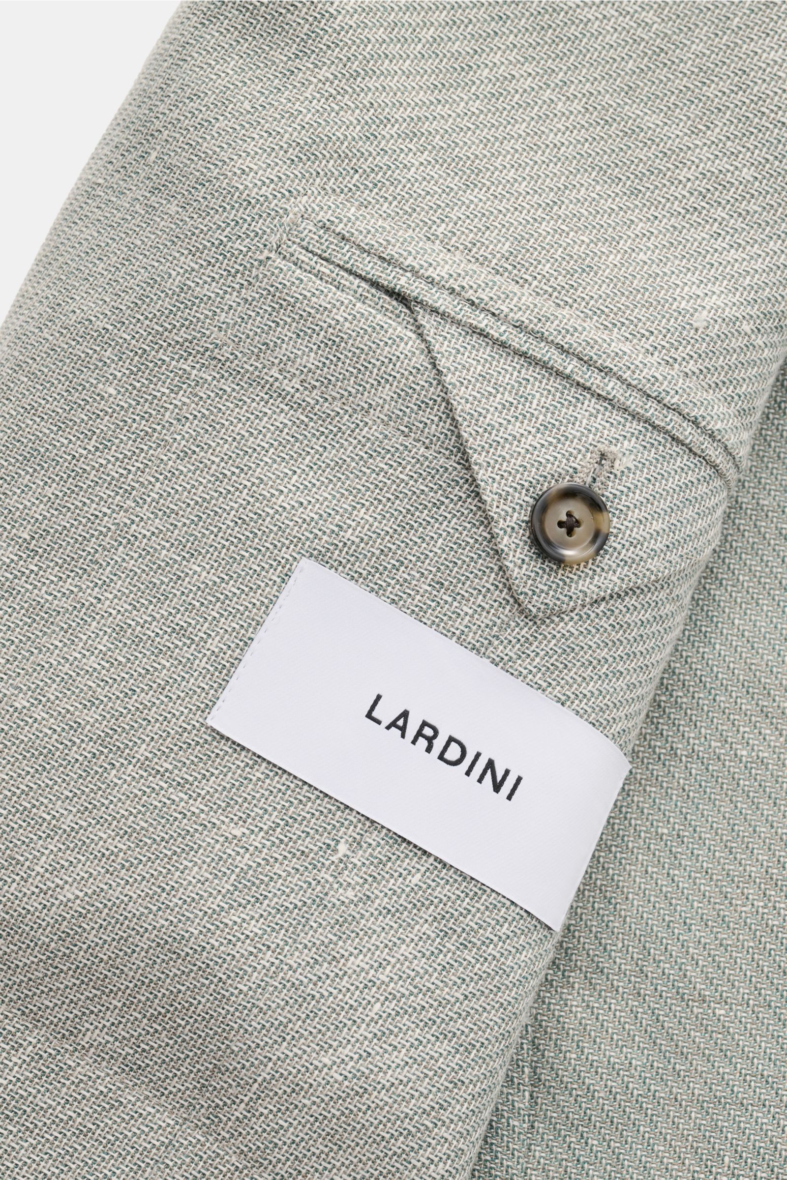 Nahaufnahme des Ärmels mit Knopf und LARDINI-Label des salbei/offwhite melierten Lardini Sakko, schurwolle-leinen Mix, Unconstructed Design.