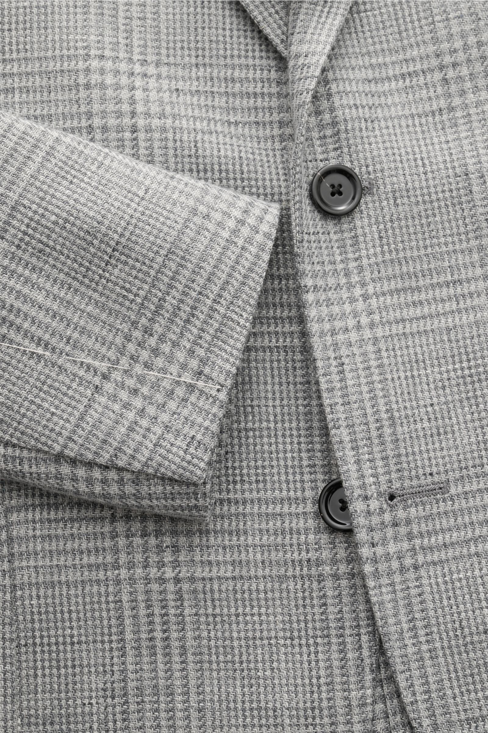 Nahaufnahme von Lardini Sakko grau/hellgrau kariert mit Webstruktur, zwei schwarzen Knöpfen und tailliertem Slim Fit, frontal fotografiert.