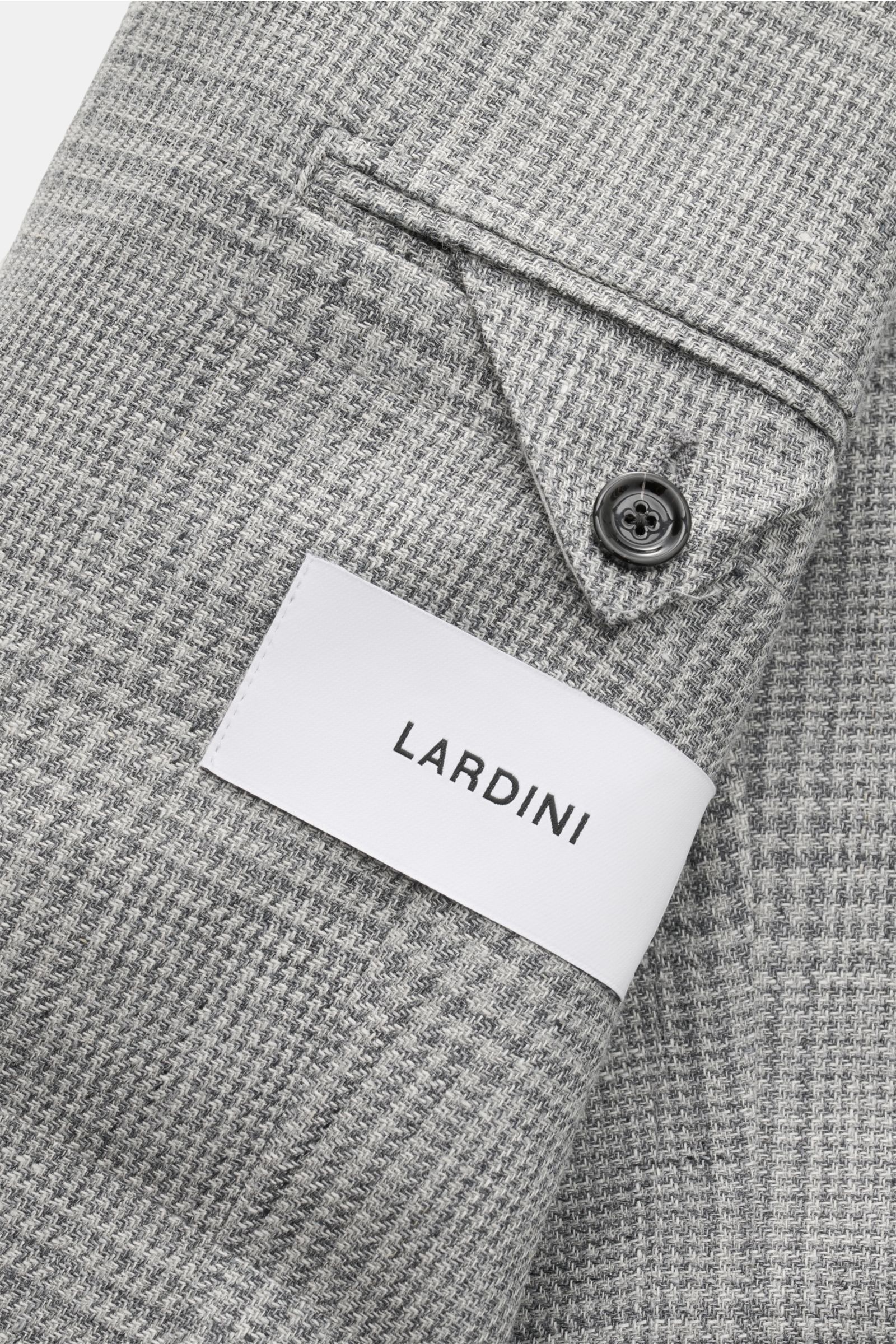 Lardini Sakko grau/hellgrau kariert in Nahaufnahme, Detailansicht des Ärmels mit Knopf und Webstruktur aus Leinen-Woll-Mix.
