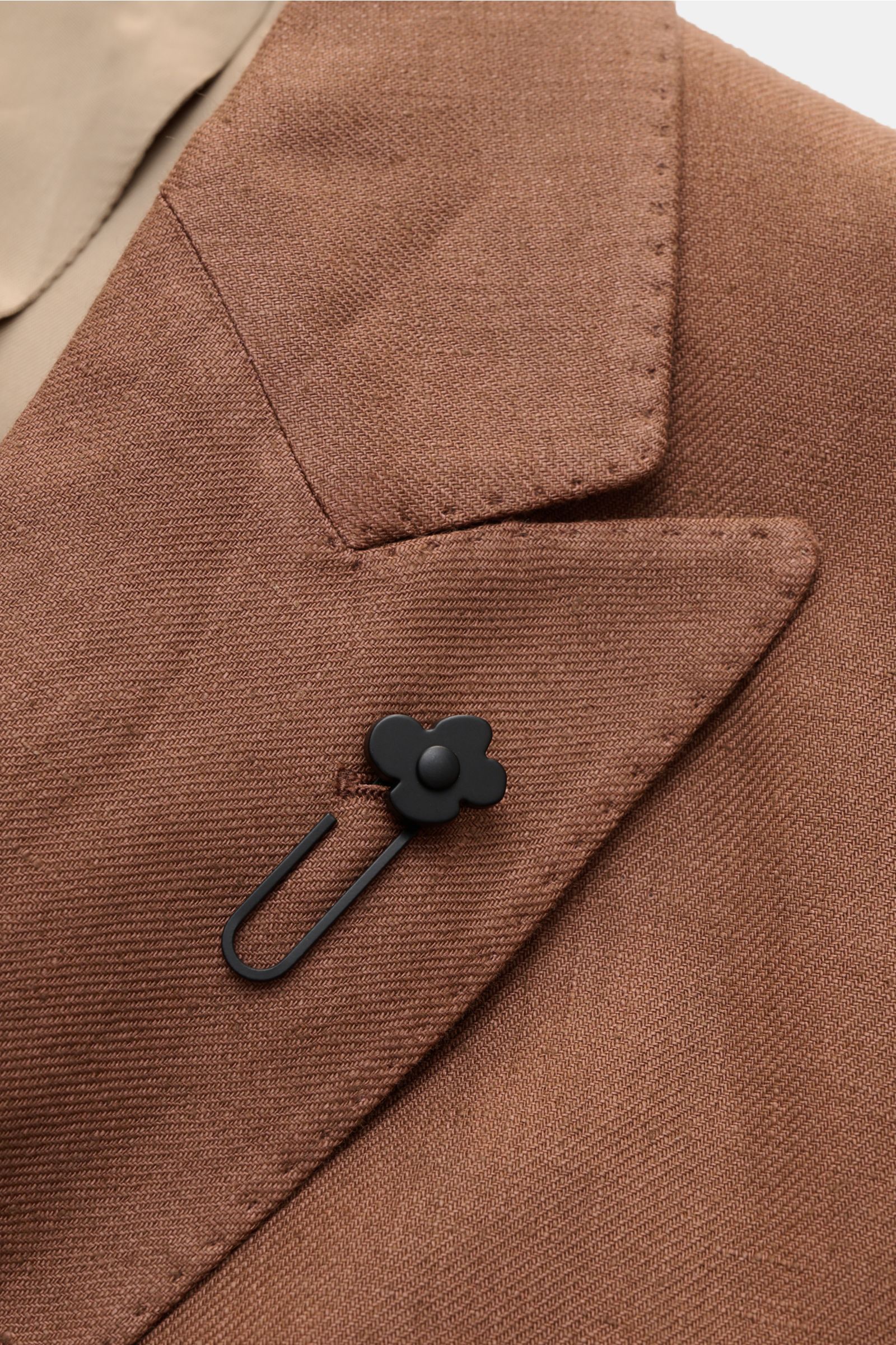 Close-up front view of Lardini Linen jacket brown showing pointed lapel with black floral pin, highlighting pure linen texture.

Description:  
Airy and elegant: This double-breasted smart-casual jacket made of linen by LARDINI is the best choice when 