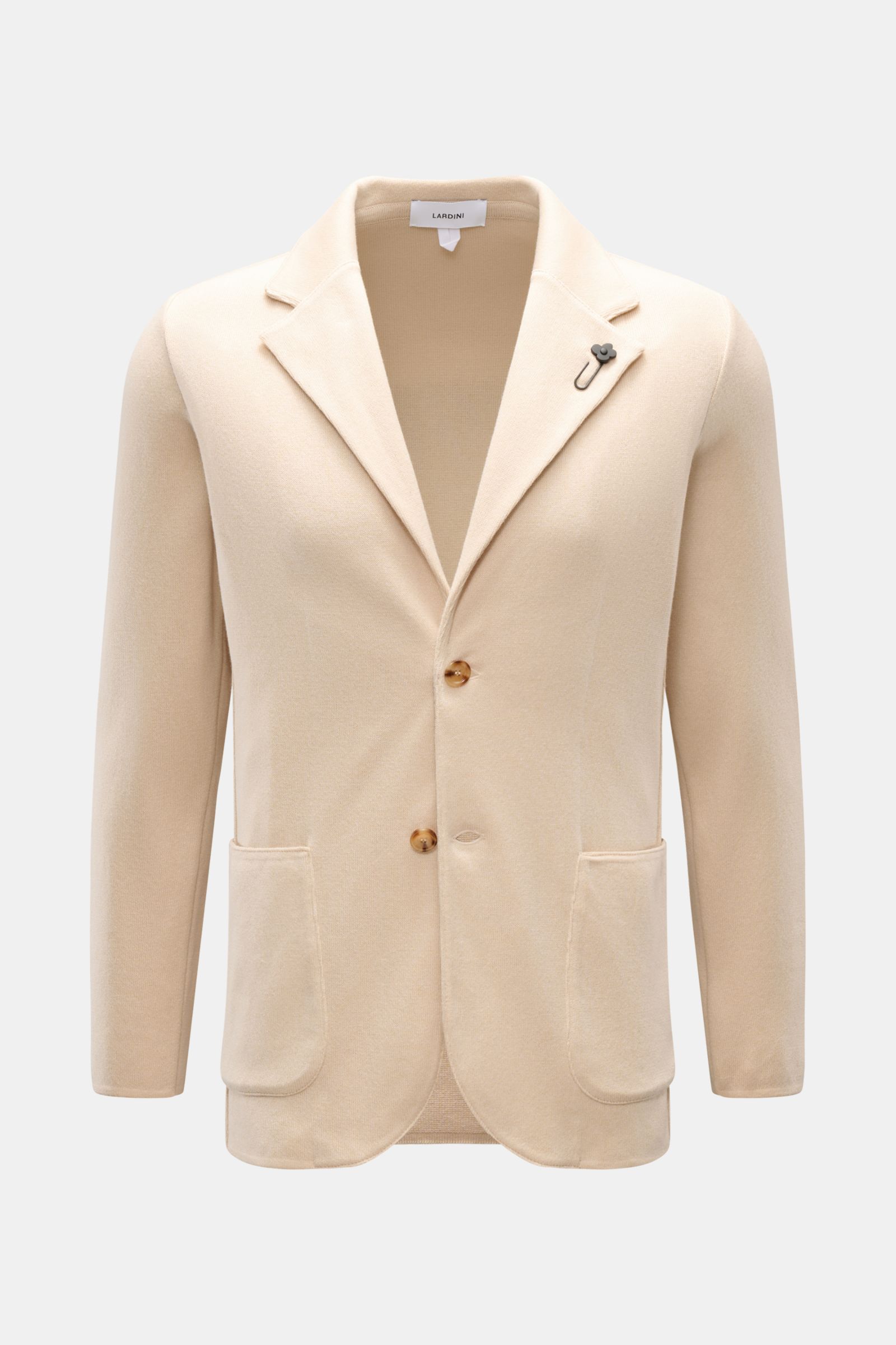 Lardini Strickblazer creme, frontale Nahaufnahme, Slim Fit aus reiner Baumwolle mit feinem Strickbild, zwei Knöpfen, aufgesetzten Taschen, fallendem Revers und Blüten-Anstecker.