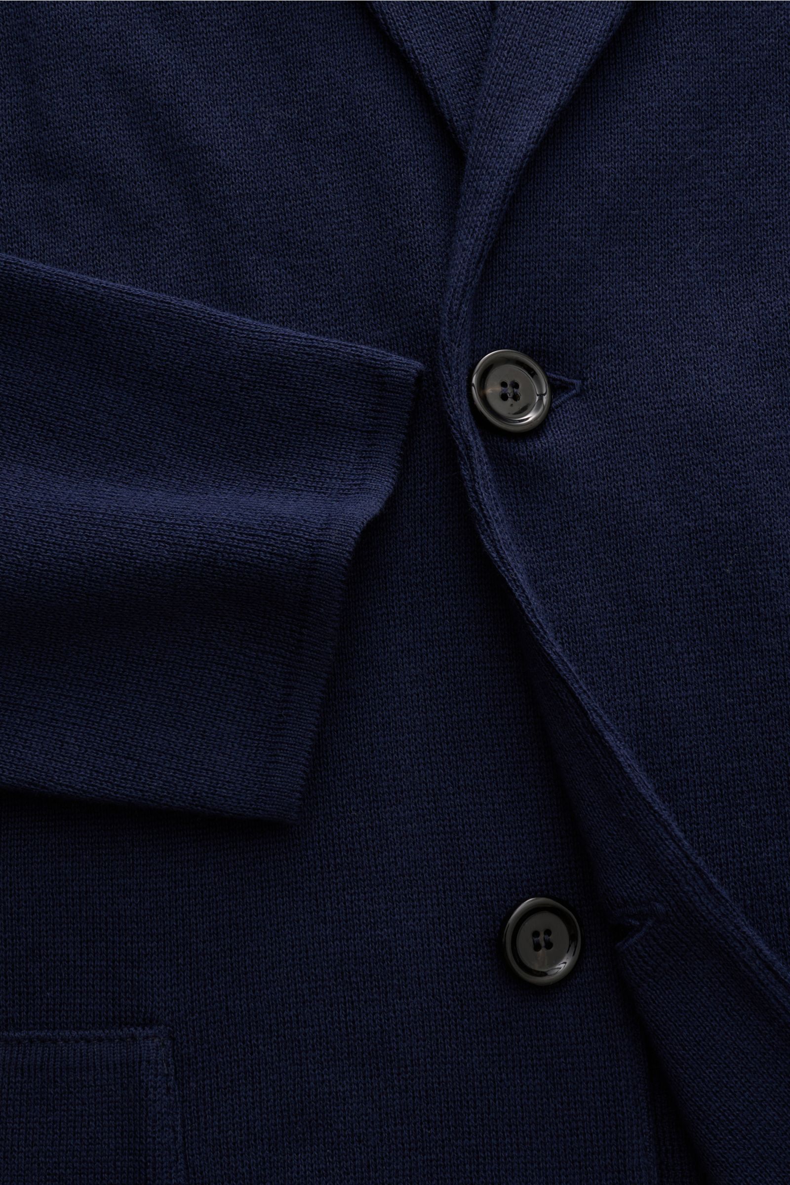 Lardini Strickblazer navy aus reiner Baumwolle, feines Strickbild, Slim Fit, Zwei-Knopf-Stil mit Blüten-Anstecker, Detailaufnahme von vorne.