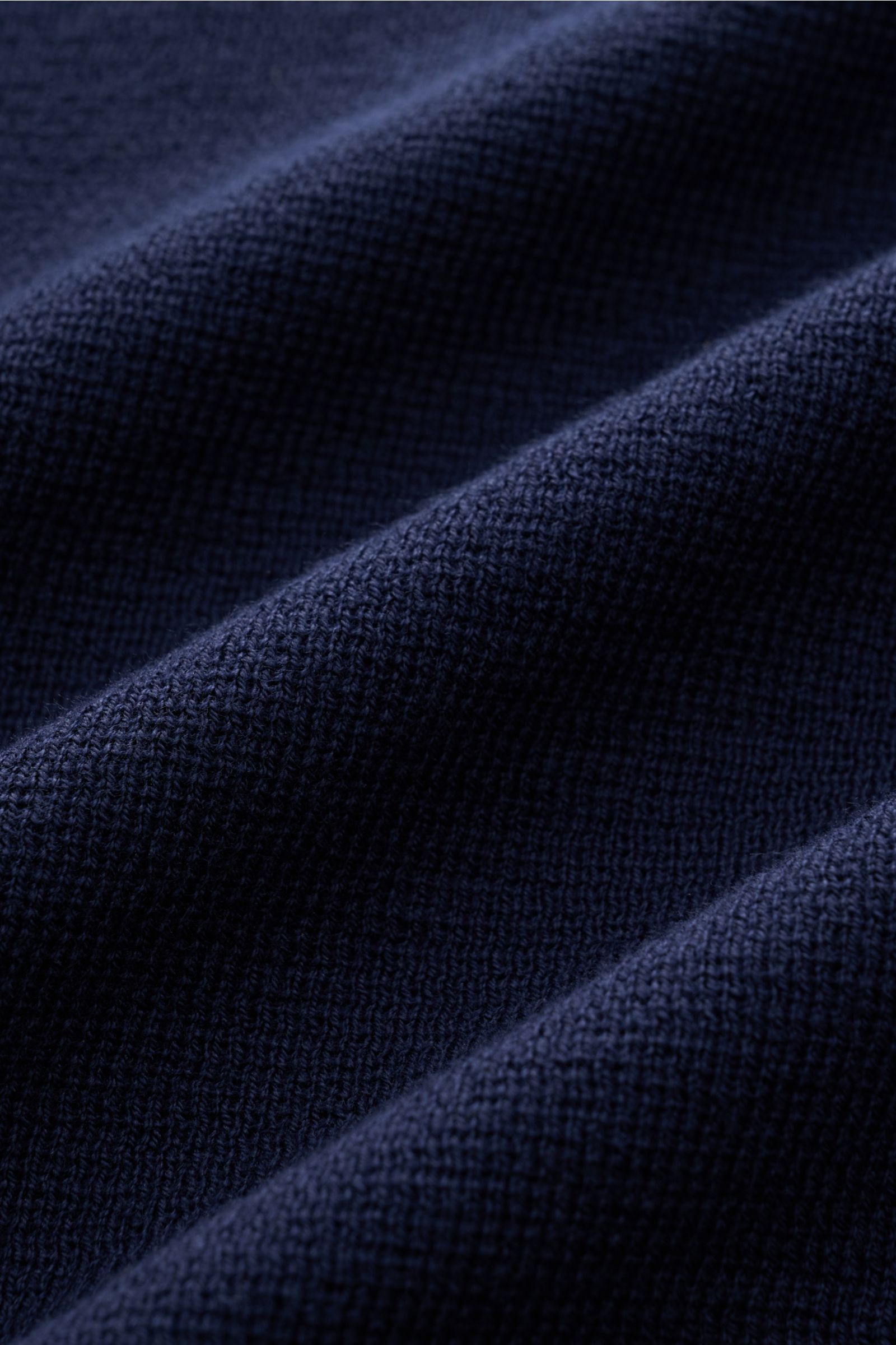Nahaufnahme des feinen, weichen Strickbilds des Lardini Strickblazer navy aus reiner Baumwolle, Detailtextur in navy.