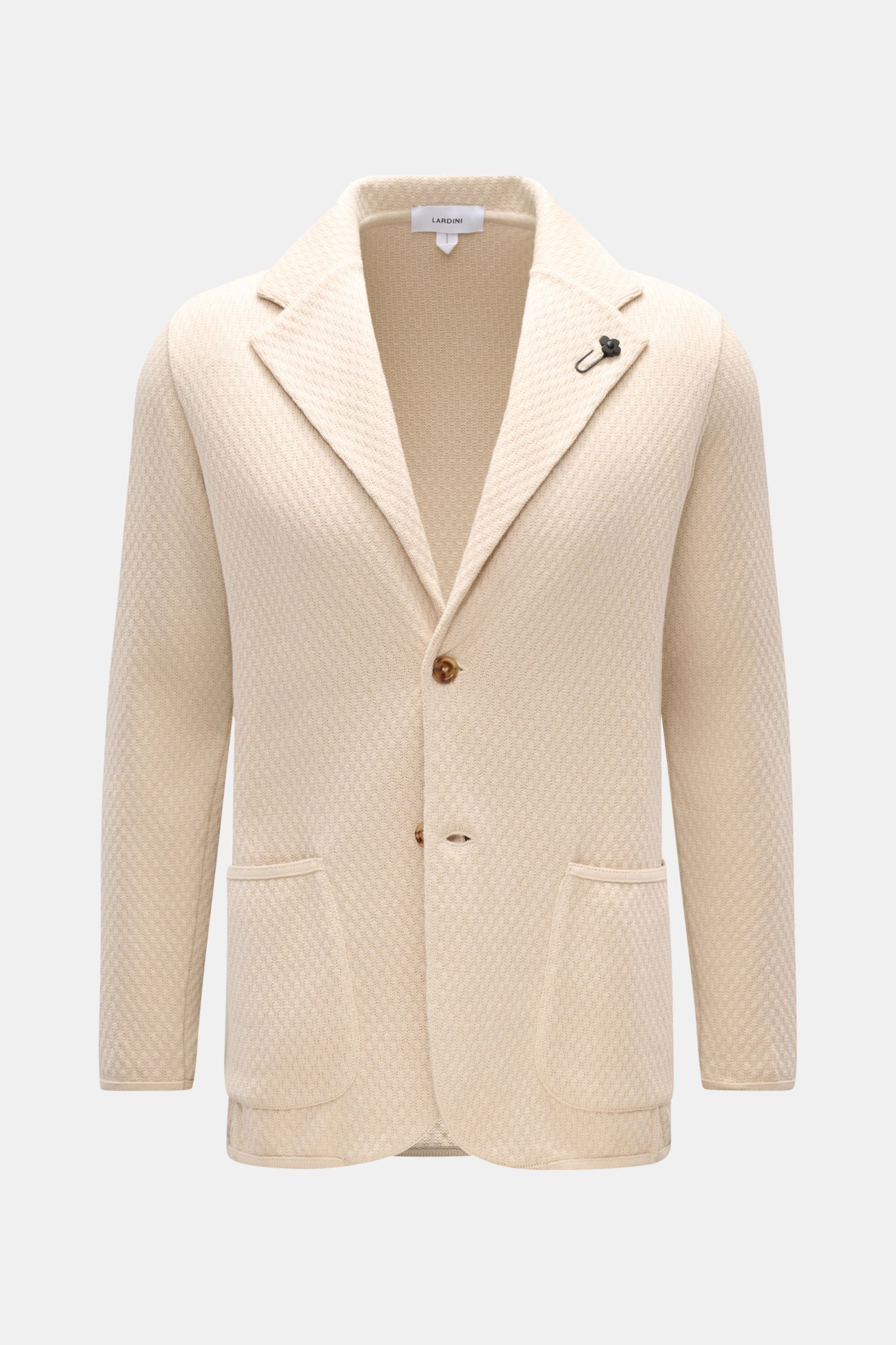 Lardini Strickblazer beige, frontale Nahaufnahme, Slim Fit, reine Baumwolle, markantes Strickmuster, zwei Knöpfe, Blütenpin, Hüfttaschen, Seitenschlitze.