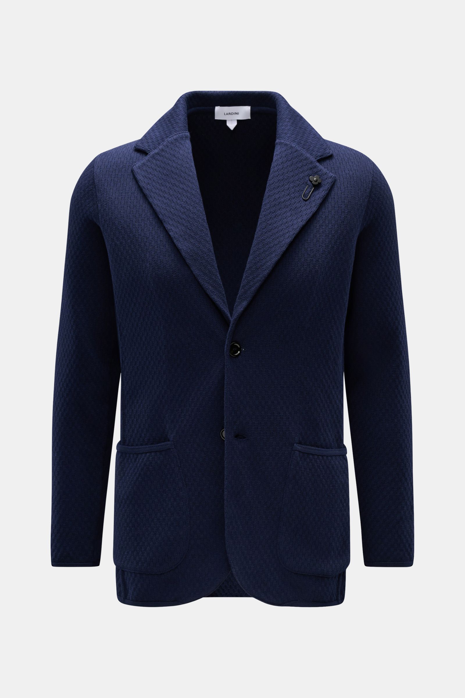 Lardini Strickblazer navy, frontal fotografiert, Slim Fit, reine Baumwolle, markantes Strickmuster, Two-Button-Stil, fallendes Revers mit Blütenpin, aufgesetzte Taschen.