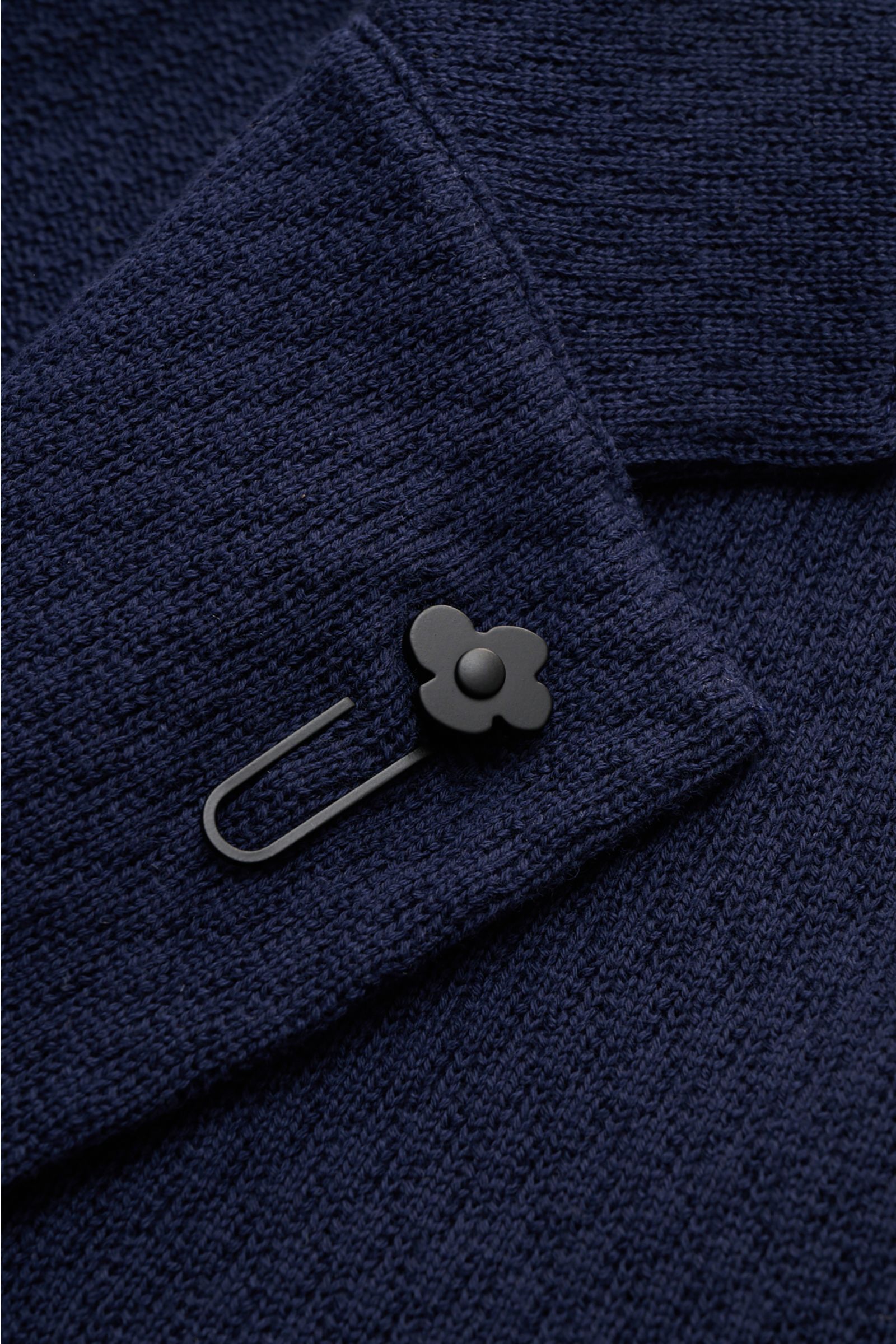 Lardini Strickblazer navy im Detail, Nahaufnahme des fallenden Revers mit Blütenpin, markantes Strickmuster aus reiner Baumwolle.