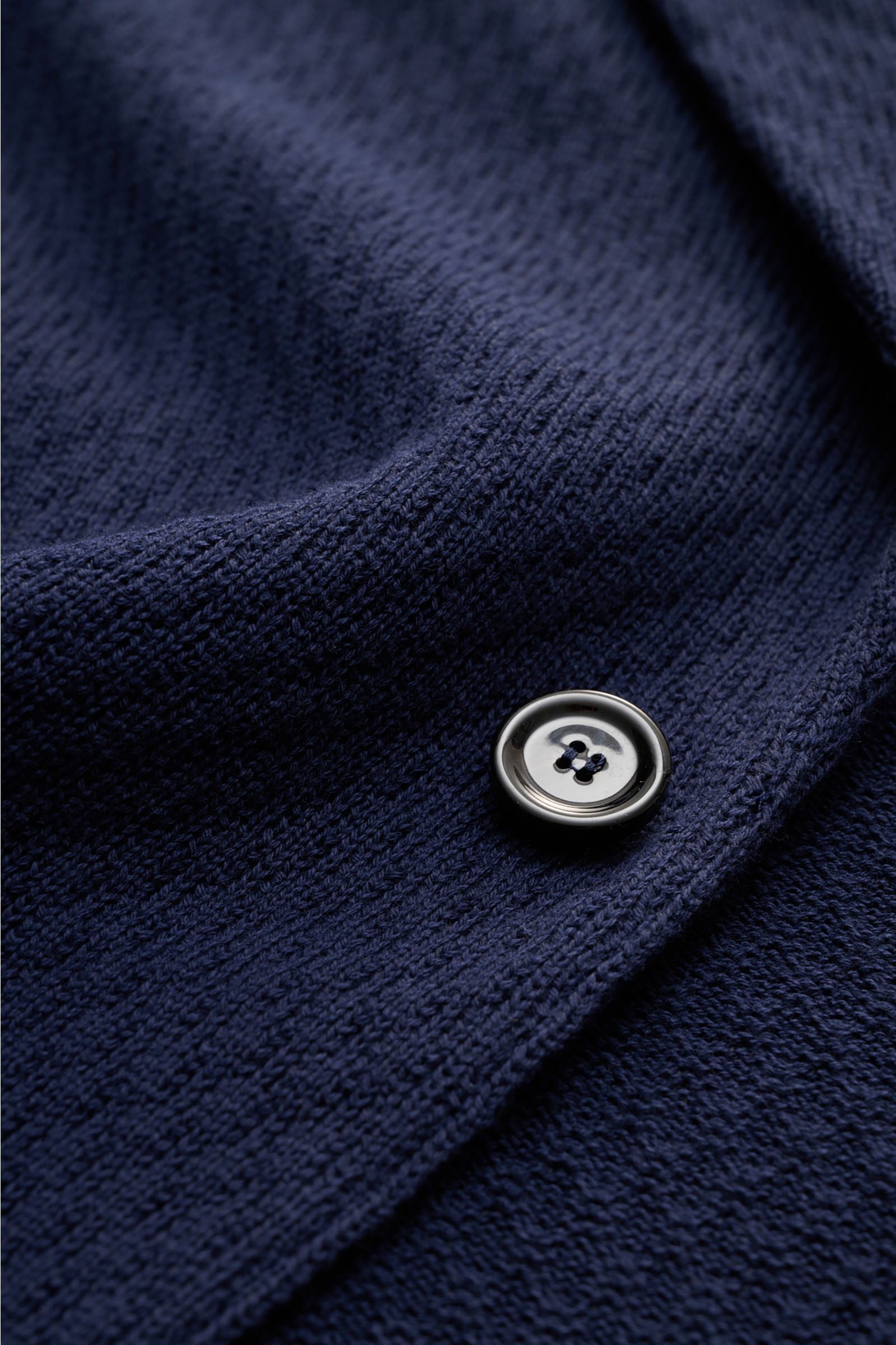 Lardini Strickblazer navy in Nahaufnahme von vorne, reine Baumwolle, markantes Strickmuster, Zwei-Knopf-Stil, Slim Fit, griffige Struktur.