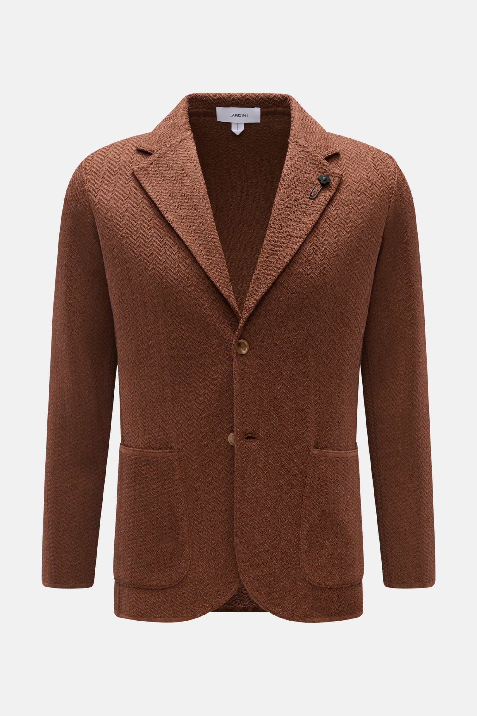 Lardini Strickblazer braun, frontale Nahaufnahme, ungefüttert, Fischgratmuster, Slim Fit, Zwei-Knopf-Stil, aufgesetzte Taschen, fallendes Revers mit Blütenpin.