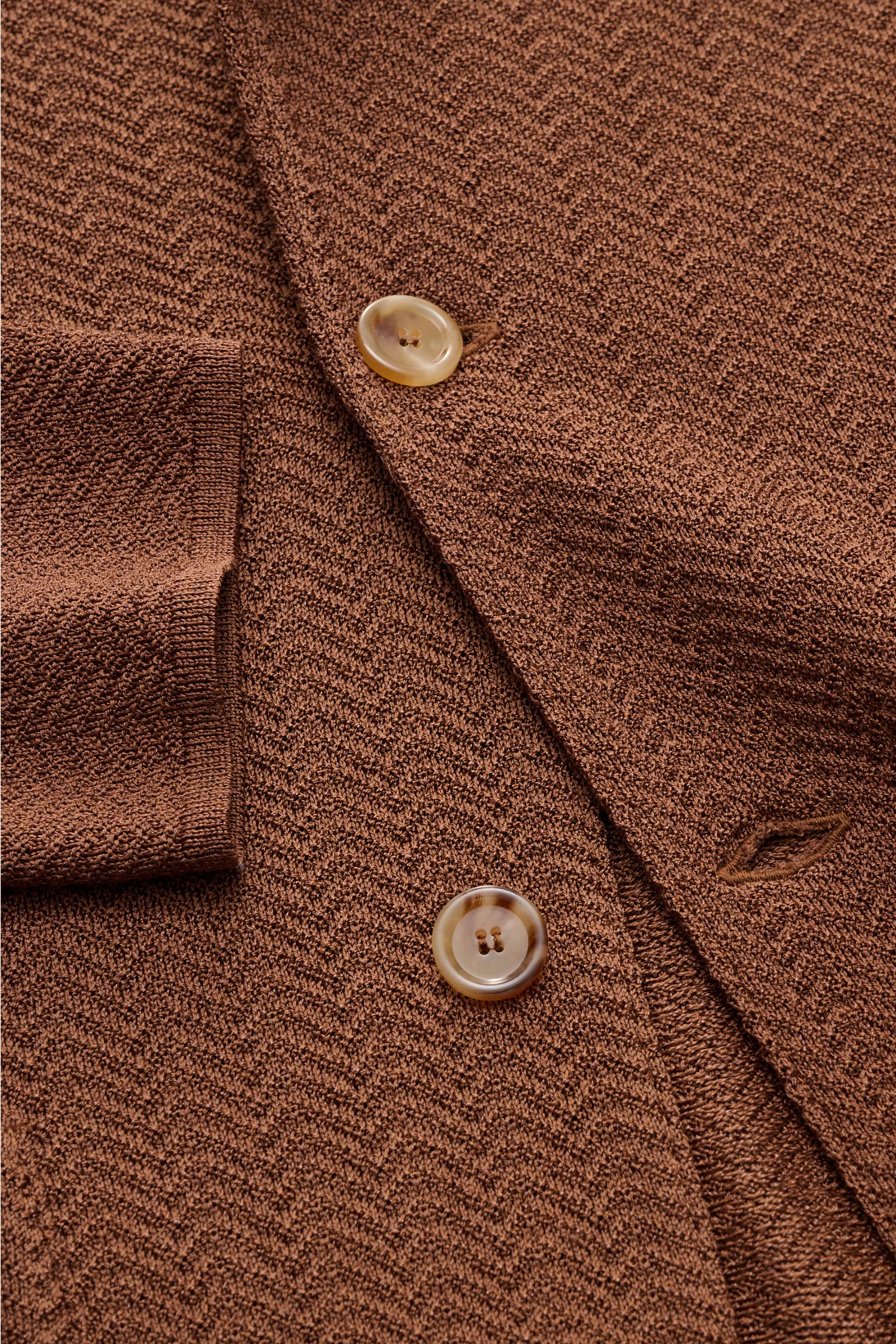 Lardini Strickblazer braun in Fischgratmuster, Detailaufnahme von Knöpfen, fallendem Revers, zwei Knopf-Stil, Baumwoll-Viskose-Strick.