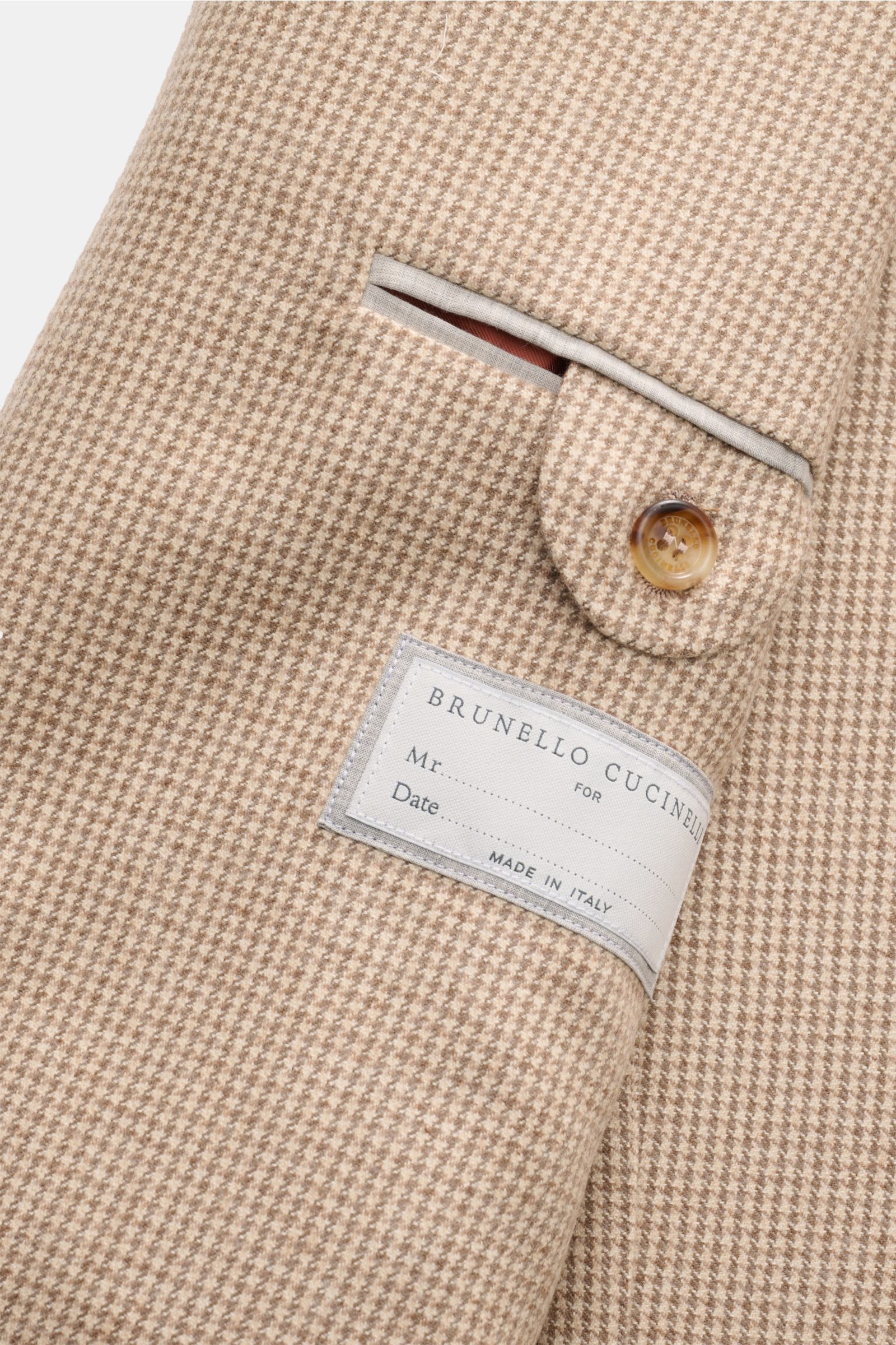 Close-up side view of the Brunello Cucinelli Smart-casual jacket beige/light brown/taupe checked, featuring a fine houndstooth pattern, classic breast pocket, buttoned cuff, and label. A luxurious classic for sophisticated business outfits: This smart-cas