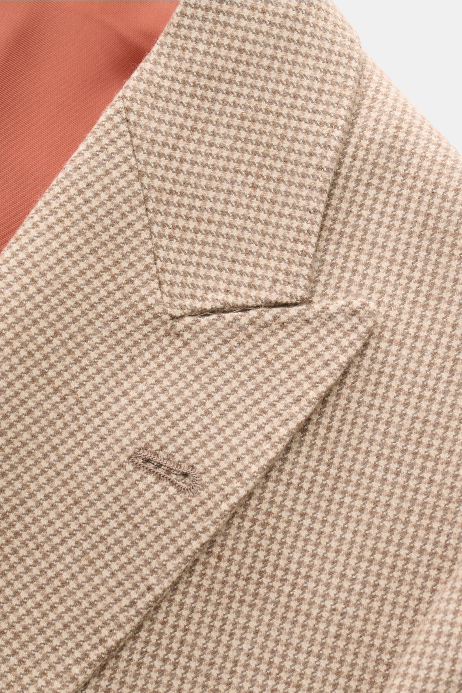 Close-up front detail of Brunello Cucinelli Smart-casual jacket beige/light brown/taupe checked with fine houndstooth pattern, pointed lapel, and buttonhole, photographed from a top front angle. A luxurious classic for sophisticated business outfits: This