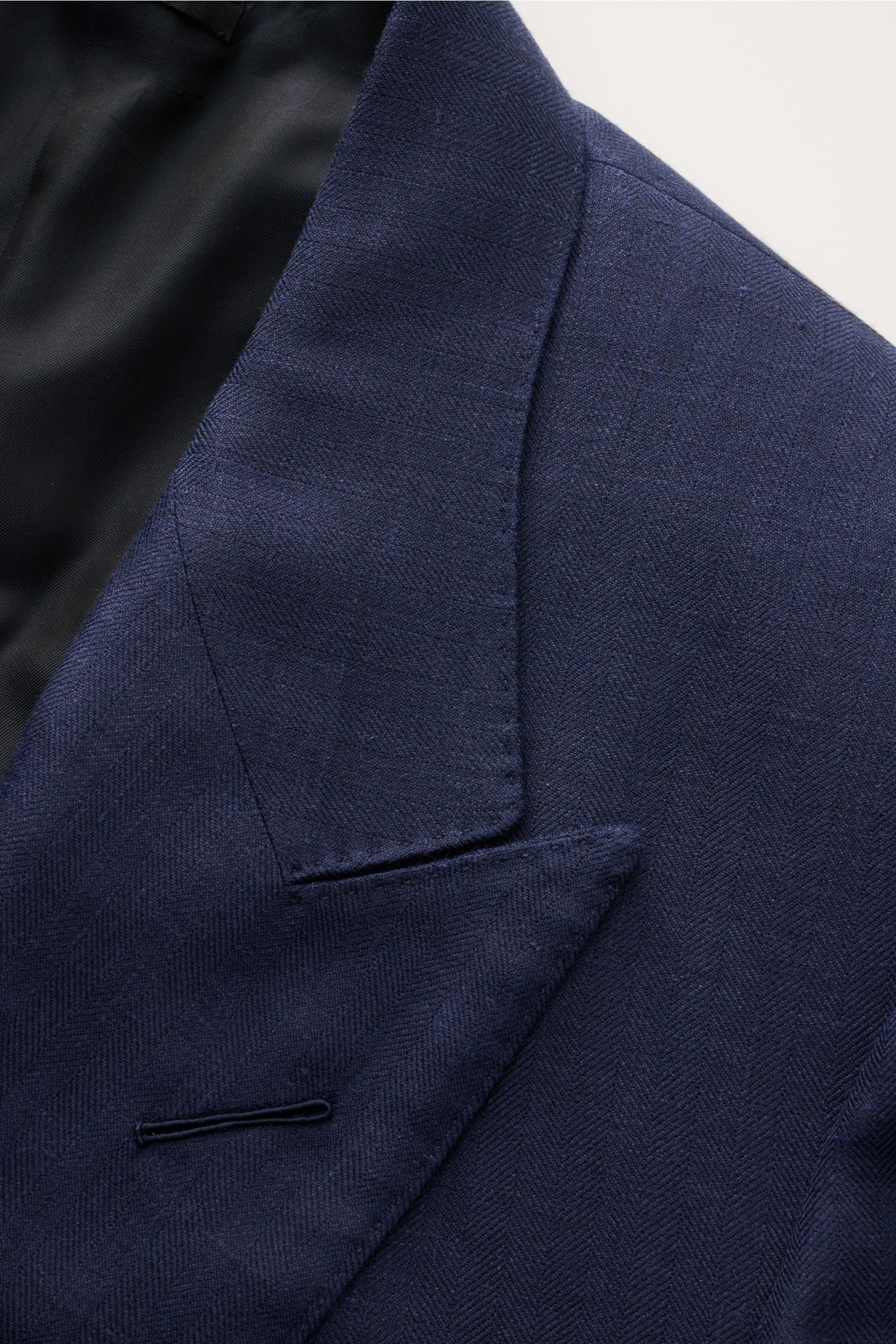 Close-up front view of Tom Ford Sakko 'Shelton' navy blazer lapel showing soft wool-silk-linen blend with subtle herringbone pattern.

Description: Für den souveränen Auftritt: Das Sakko 'Shelton' von TOM FORD aus edlem Woll-Mix besticht durch seine luxur