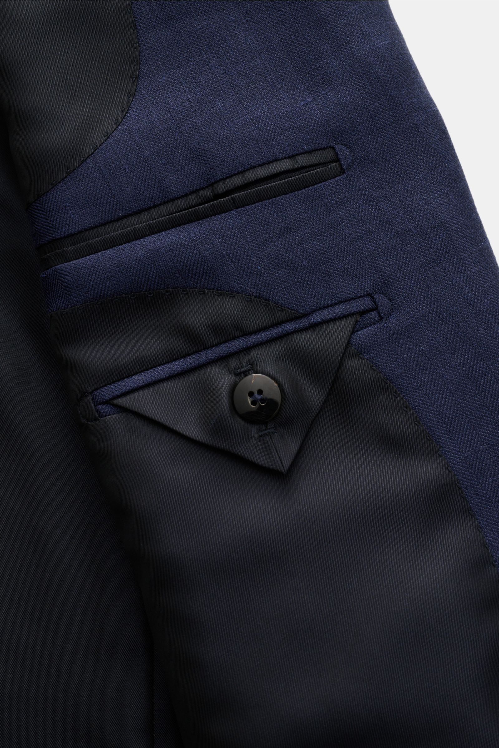 Close-up interior view of Tom Ford Sakko 'Shelton' navy, showing the buttoned inner pocket, classic breast pocket, and herringbone wool-blend fabric with silk and linen. Für den souveränen Auftritt: Das Sakko 'Shelton' von TOM FORD aus edlem Woll-Mix best