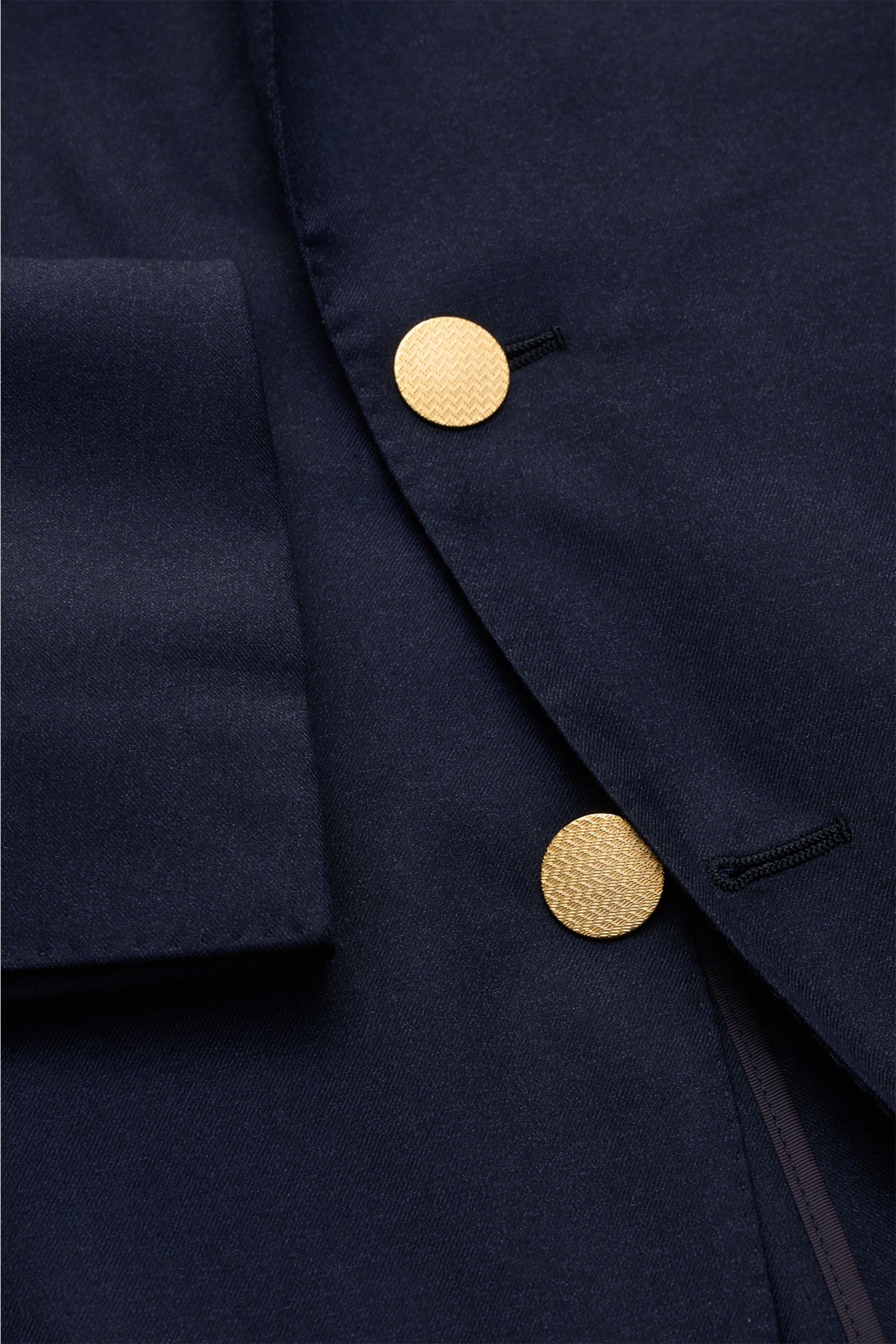 Nahaufnahme des Belvest Sakko navy aus super softem Cashmere-Seiden-Mix mit feinem Twill, tailliertem Drei-Knopf-Stil und goldfarbenen Knöpfen.