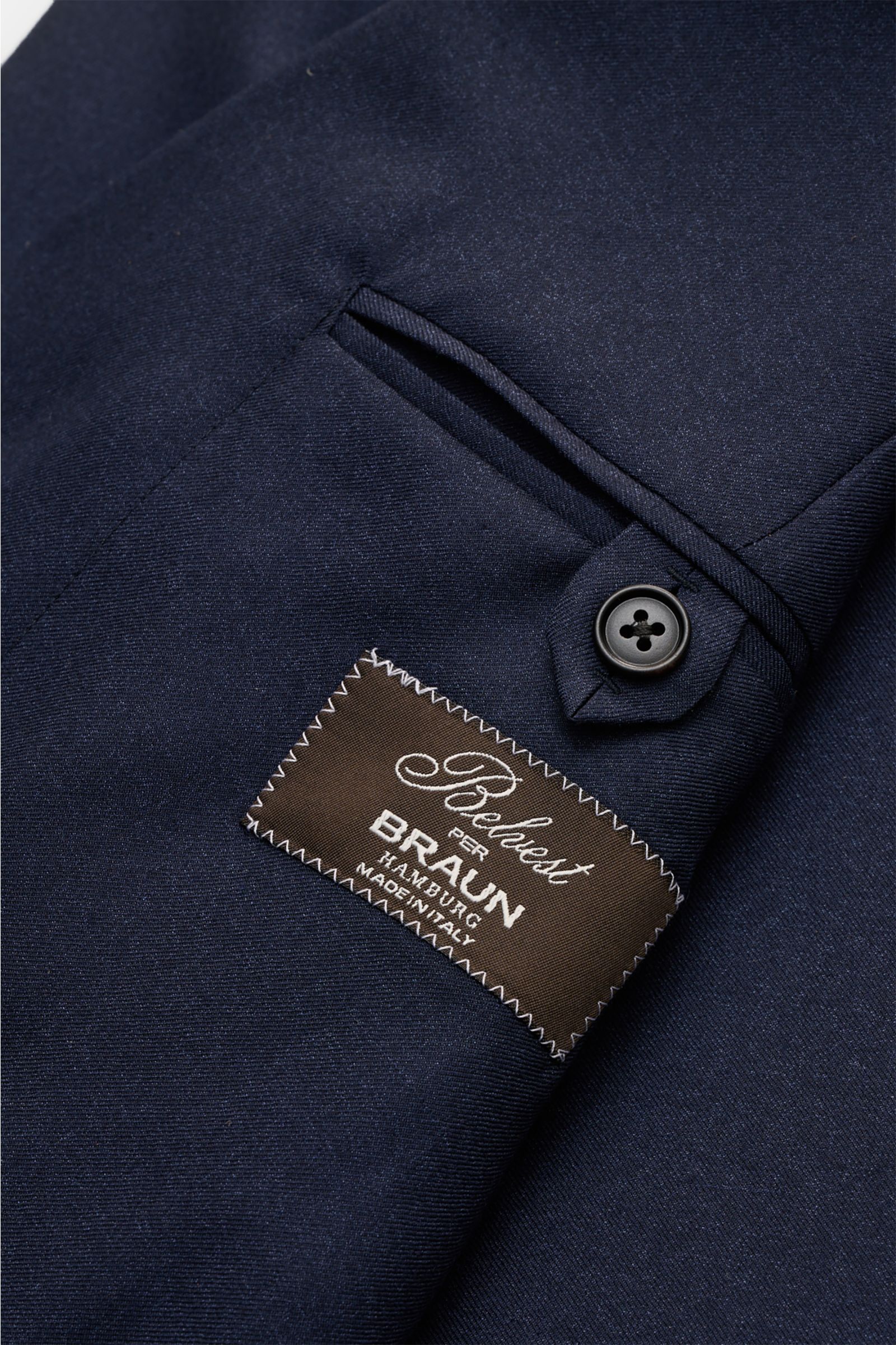 Belvest Sakko navy in Nahaufnahme von innen, super softes Cashmere-Seiden-Mix mit feinem Twill, taillierter Drei-Knopf-Stil, Innentaschen, Knopfdetails.