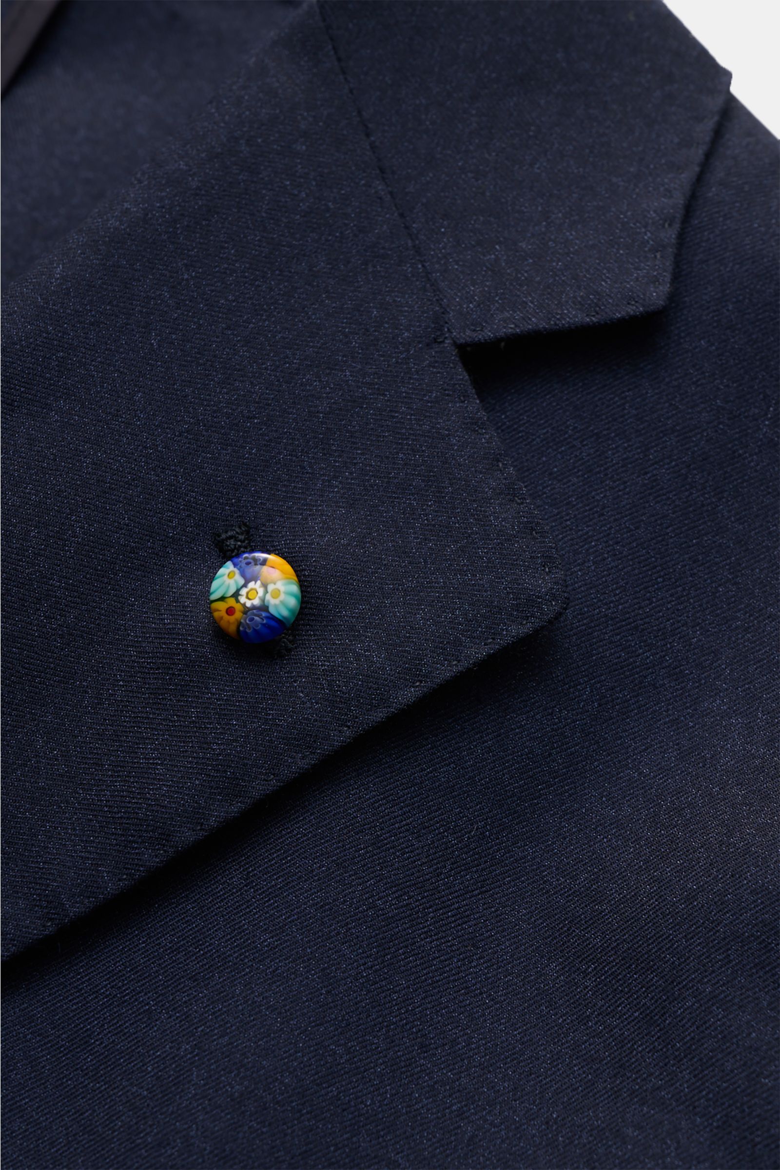 Belvest Sakko navy in Slim Fit, Nahaufnahme von fallendem Revers mit dekorativem Pin aus super softem Cashmere-Seiden-Twill.