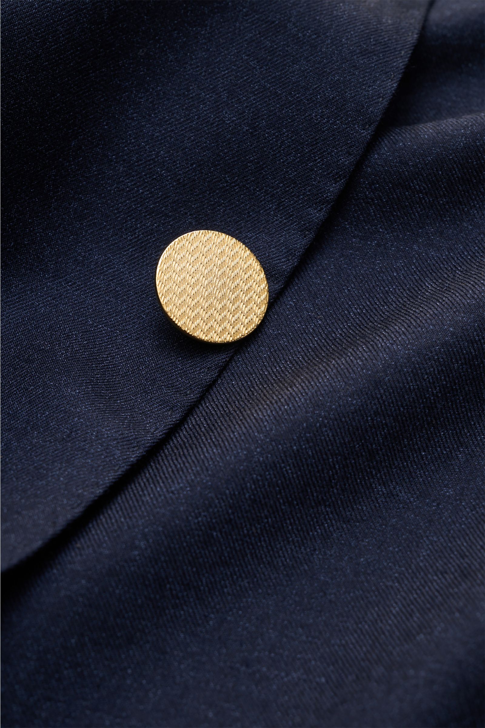 Belvest Sakko navy Detailaufnahme aus Nahperspektive zeigt feinen Twill, superweichen Cashmere-Seiden-Mix und goldfarbenen Knopf