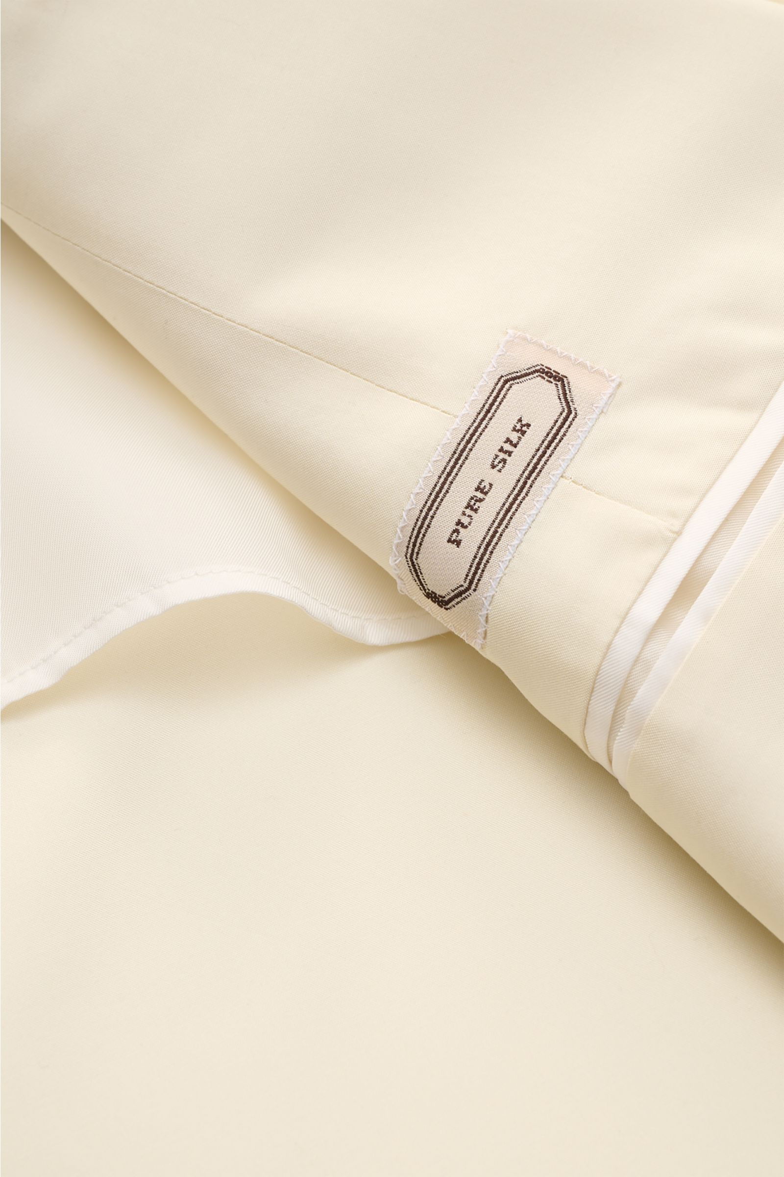 Belvest Seiden-Sakko creme aus reiner Seide mit glattem Griff, Slim Fit, tailliert, Spitzrevers, Perlmuttknopf, Innenansicht, Detailfoto.