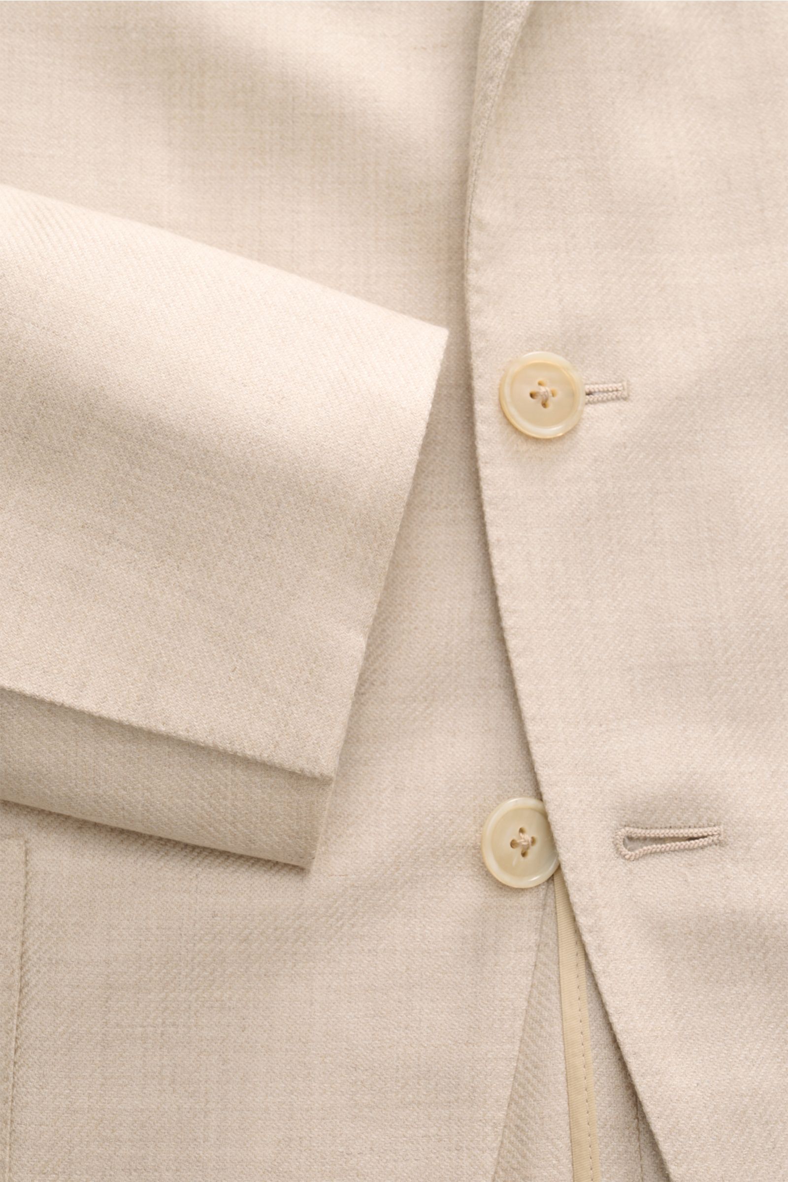Belvest Cashmere Sakko beige in Slim Fit, Nahaufnahme von Revers, Knöpfen und Ärmel, edler Cashmere-Seidenmix, weicher Griff, tailliert.