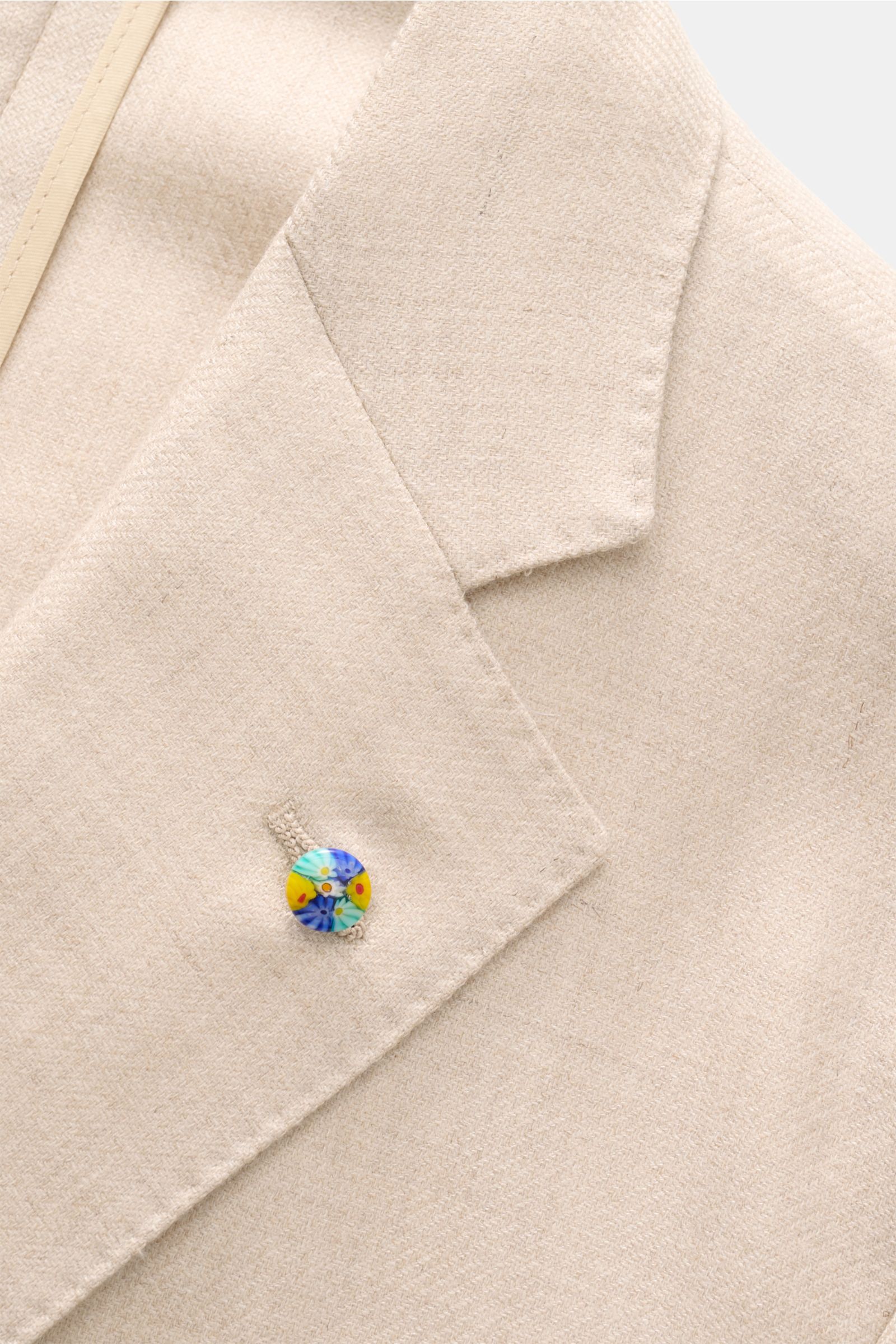 Belvest Cashmere Sakko beige aus Cashmere-Seidenmix, Slim Fit, Ein-Knopf, fallendes Revers mit Pin, Detailaufnahme von oben.