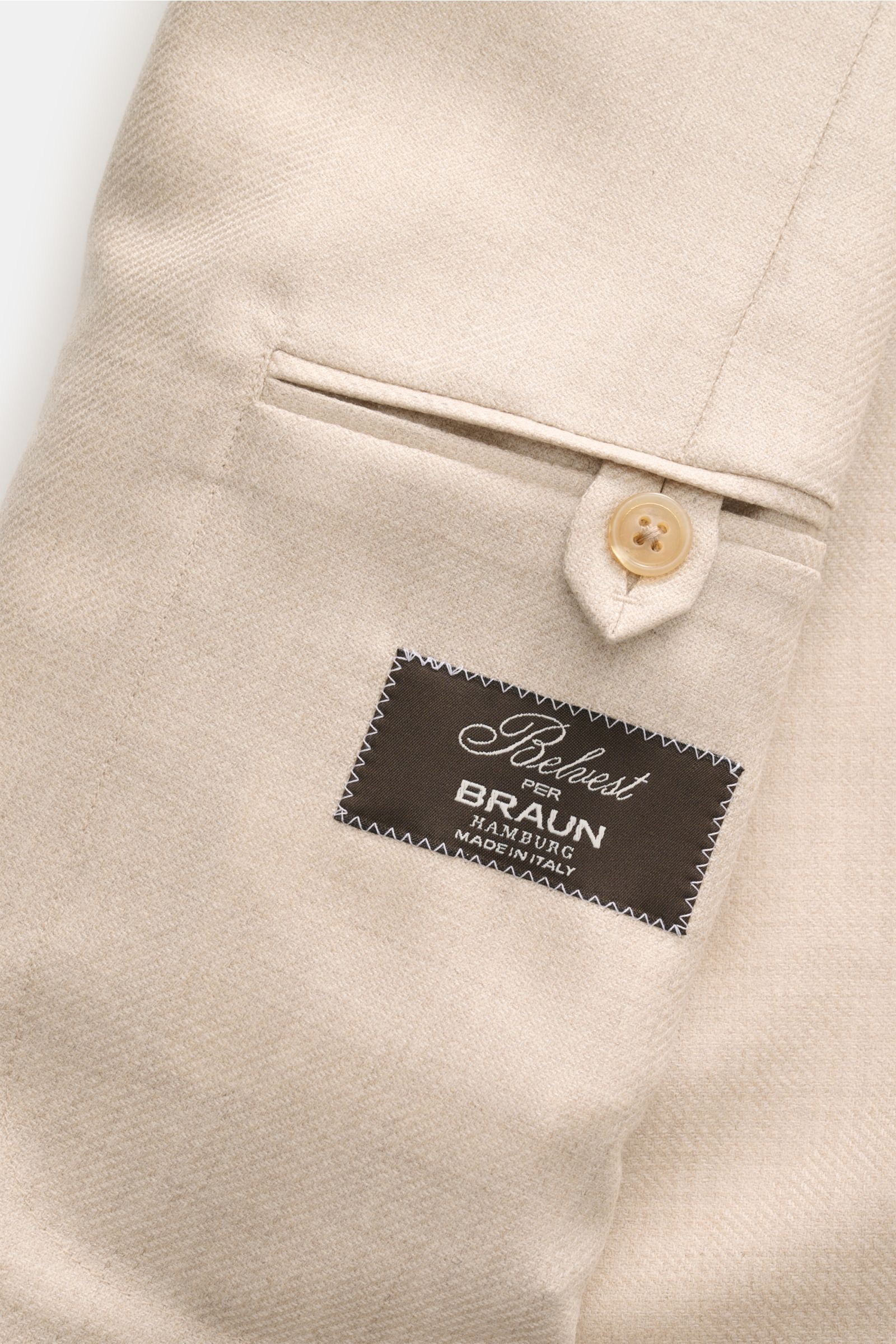 Belvest Cashmere Sakko beige, Nahaufnahme innen mit Label, weicher Cashmere-Seidenmix, Slim Fit, Ein-Knopf, Brust- und Hüfttaschen, elegante Details.