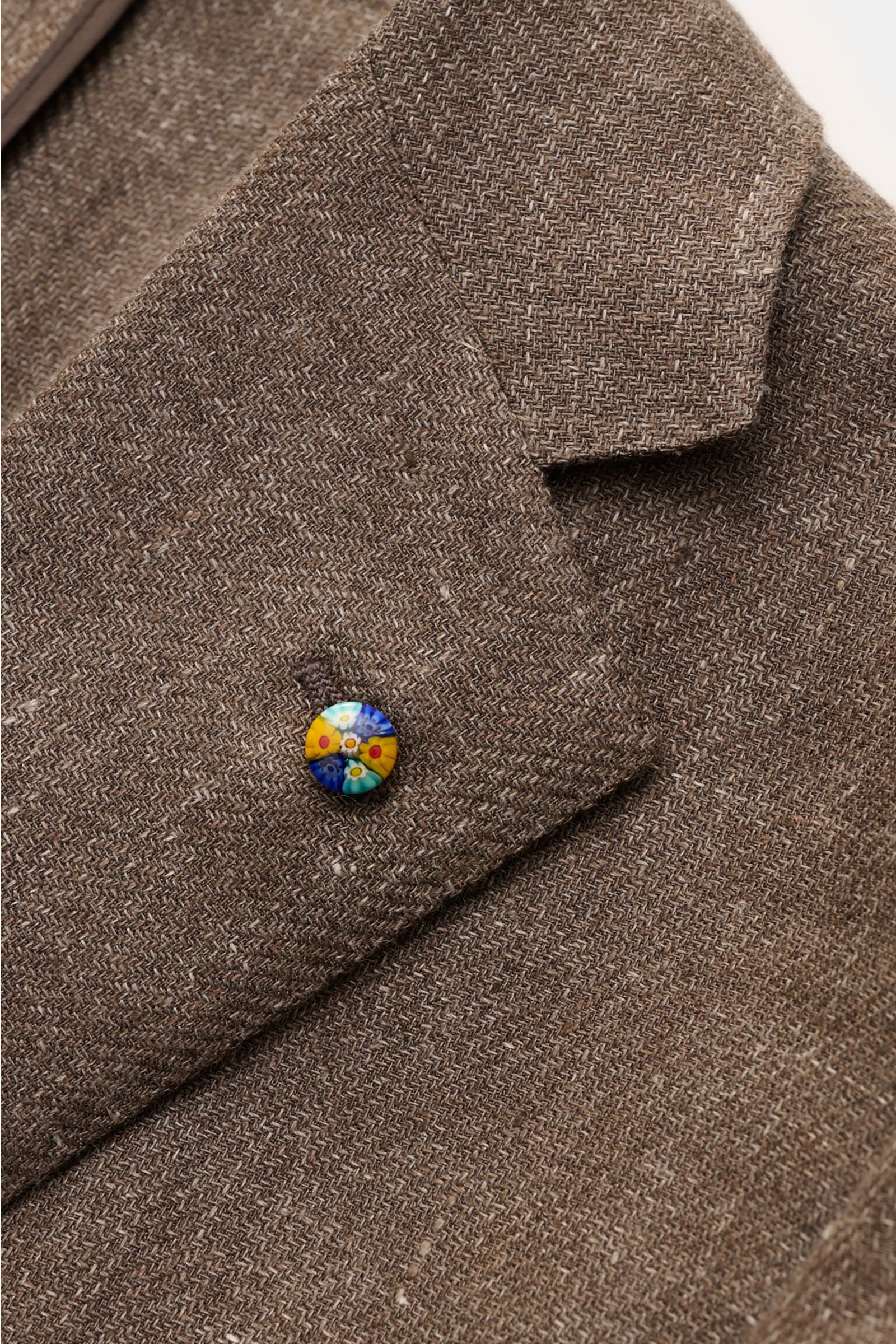 Close-up front view of the Belvest Smart-casual jacket grey-brown melange showing the textured linen-wool fabric and colorful lapel pin. 

Linen and wool form the basis for this unconstructed smart-casual jacket from label BELVEST which can be worn as 