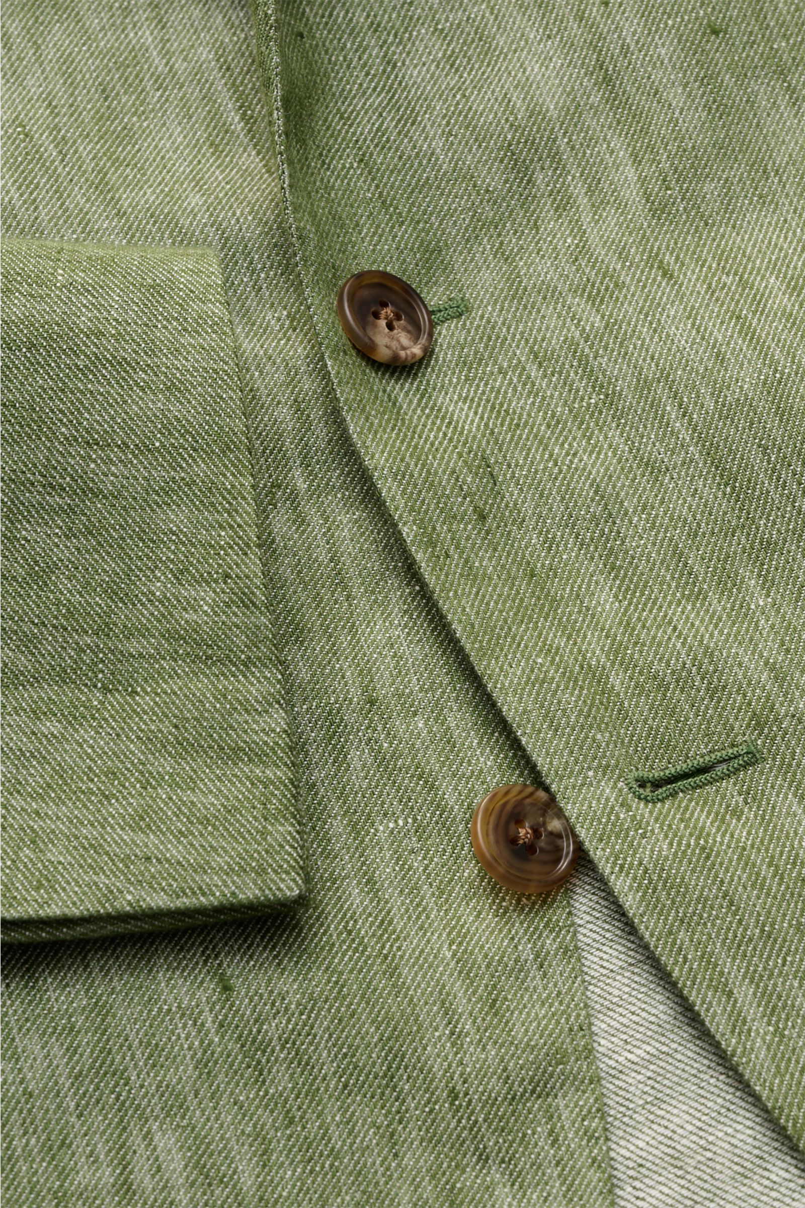 Belvest Leinensakko grün meliert in Nahaufnahme von vorne; Unconstructed-Sakko aus reinem Leinen mit melierter Optik, weichem Griff, Slim Fit, tailliertem Drei-Knopf-Stil, fallendem Revers, Brust- und aufgesetzten Hüfttaschen, unfertigen Ärmelabschlüssen,