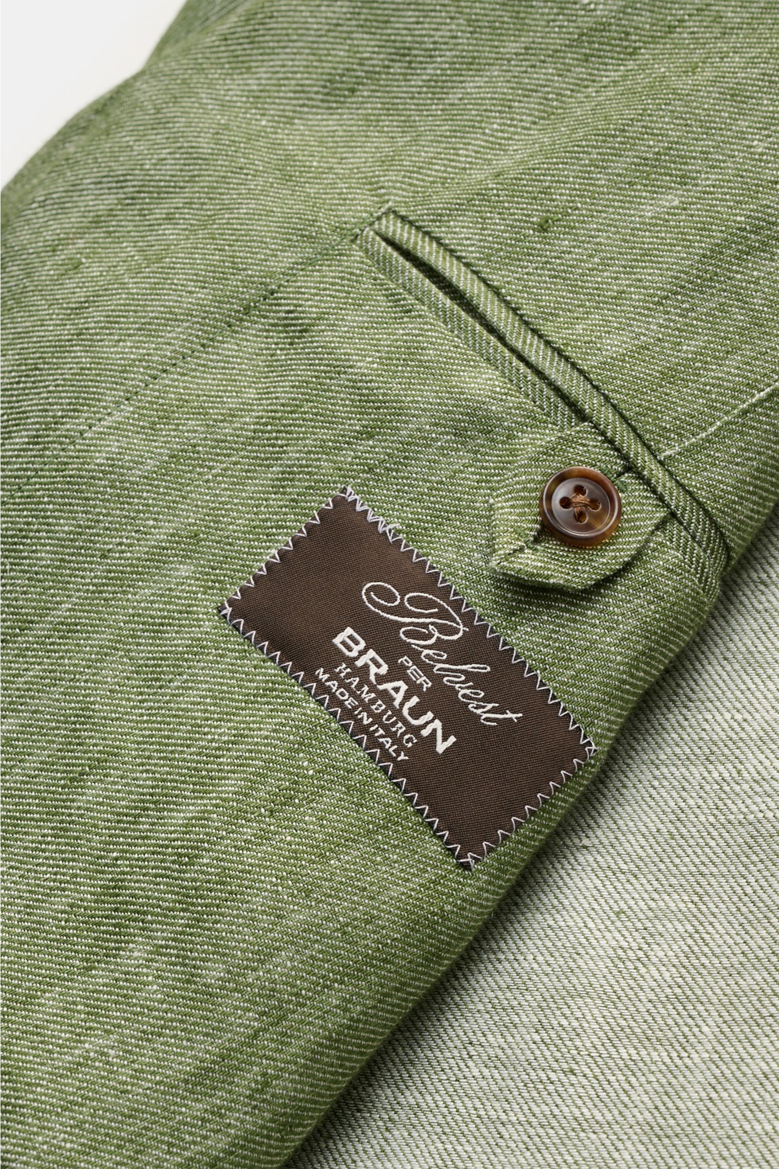 Belvest Leinensakko grün meliert, Detailaufnahme Ärmel mit braunem Knopf, weicher Griff, melierte Optik, reines Leinen, Slim Fit, halb gefüttert.