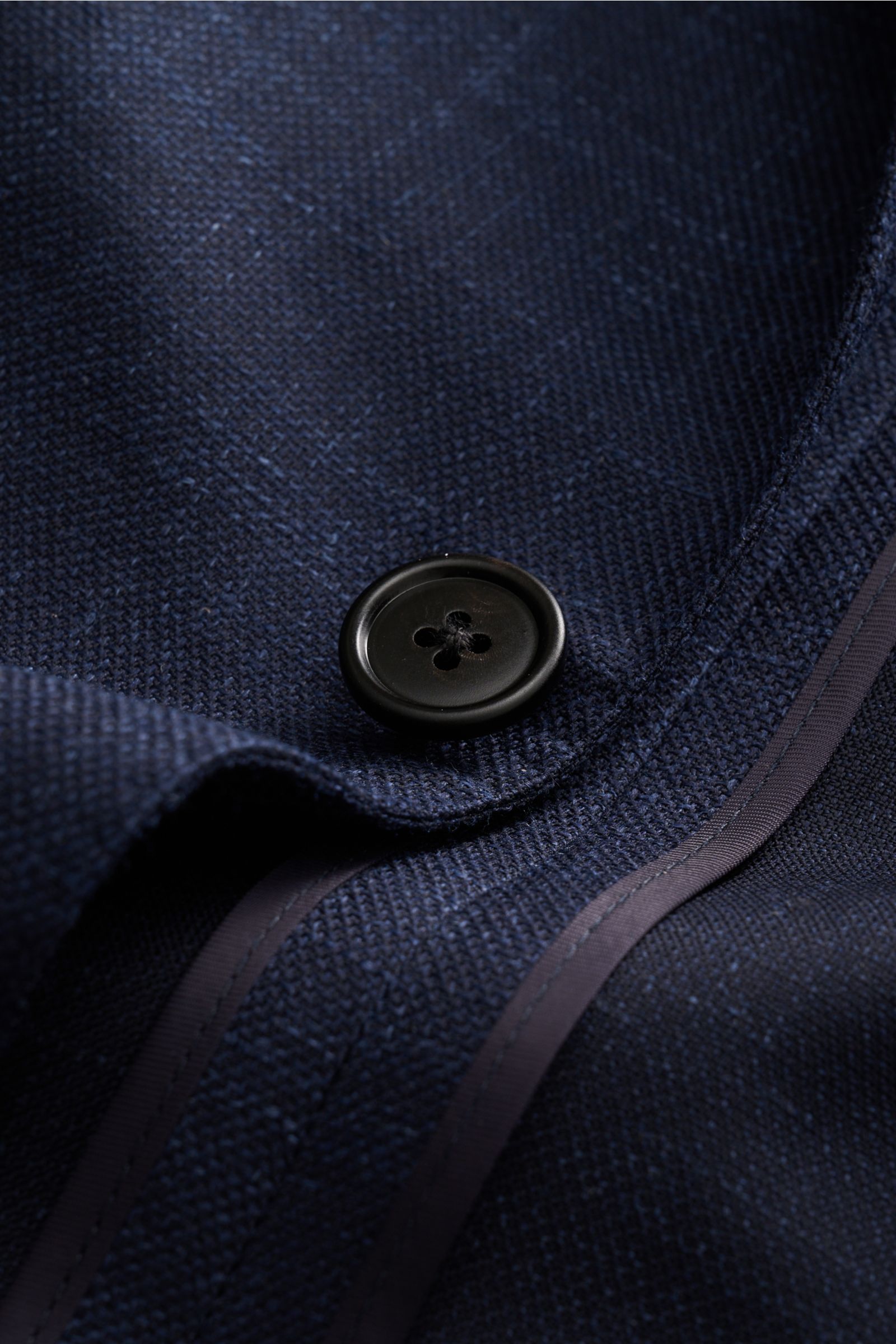Belvest Sakko navy meliert, Detailaufnahme von Knopf und Struktur, super soft, Slim Fit, taillierter Drei-Knopf-Stil, Woll-Leinen-Seide-Mix.