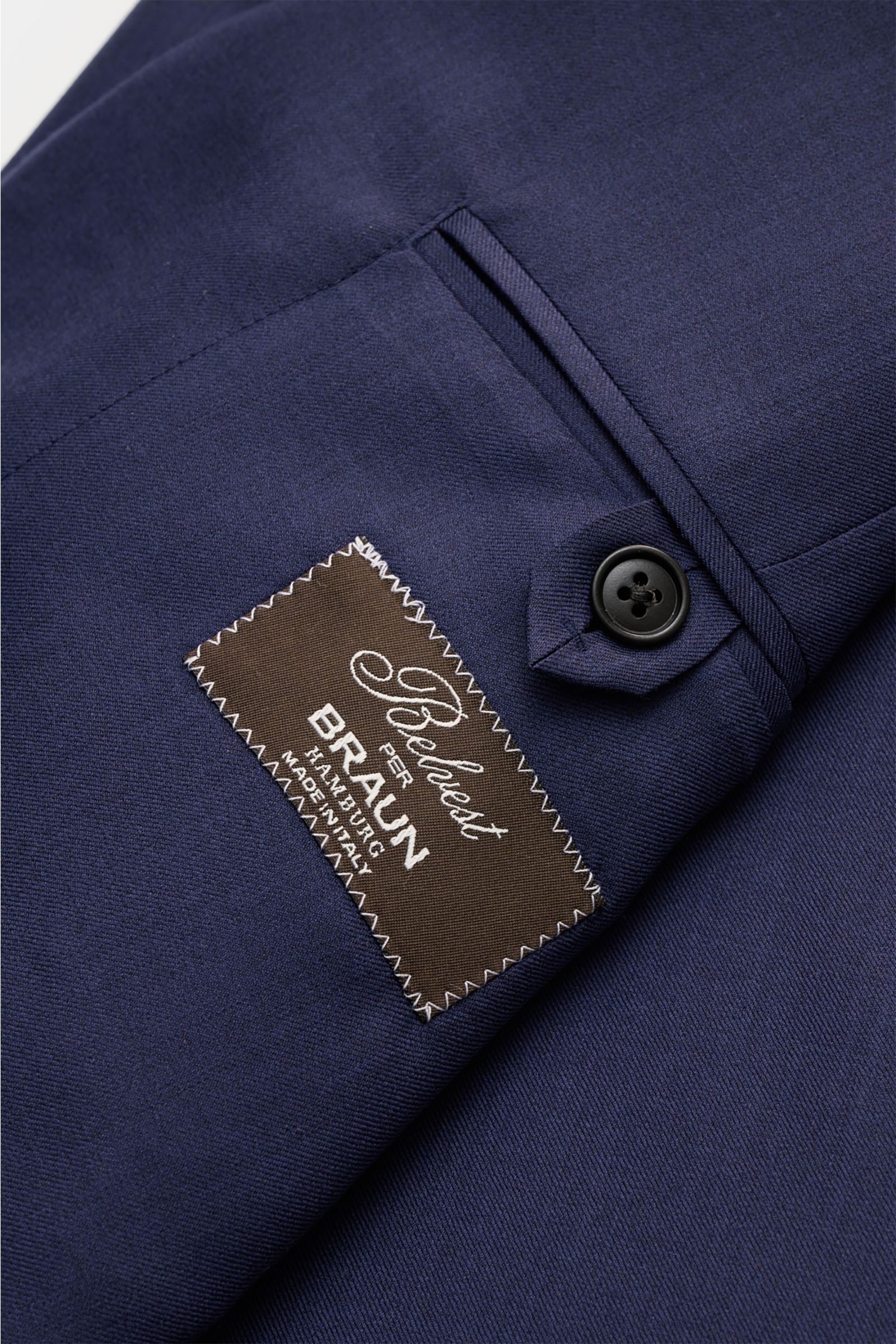 Close-up of the sleeve cuff and label of the Belvest Smart-casual jacket navy, showing super soft wool-silk twill fabric and button detail.

Description: BELVEST combines super soft fabric in a fine wool-silk blend in this smart-casual jacket with fine