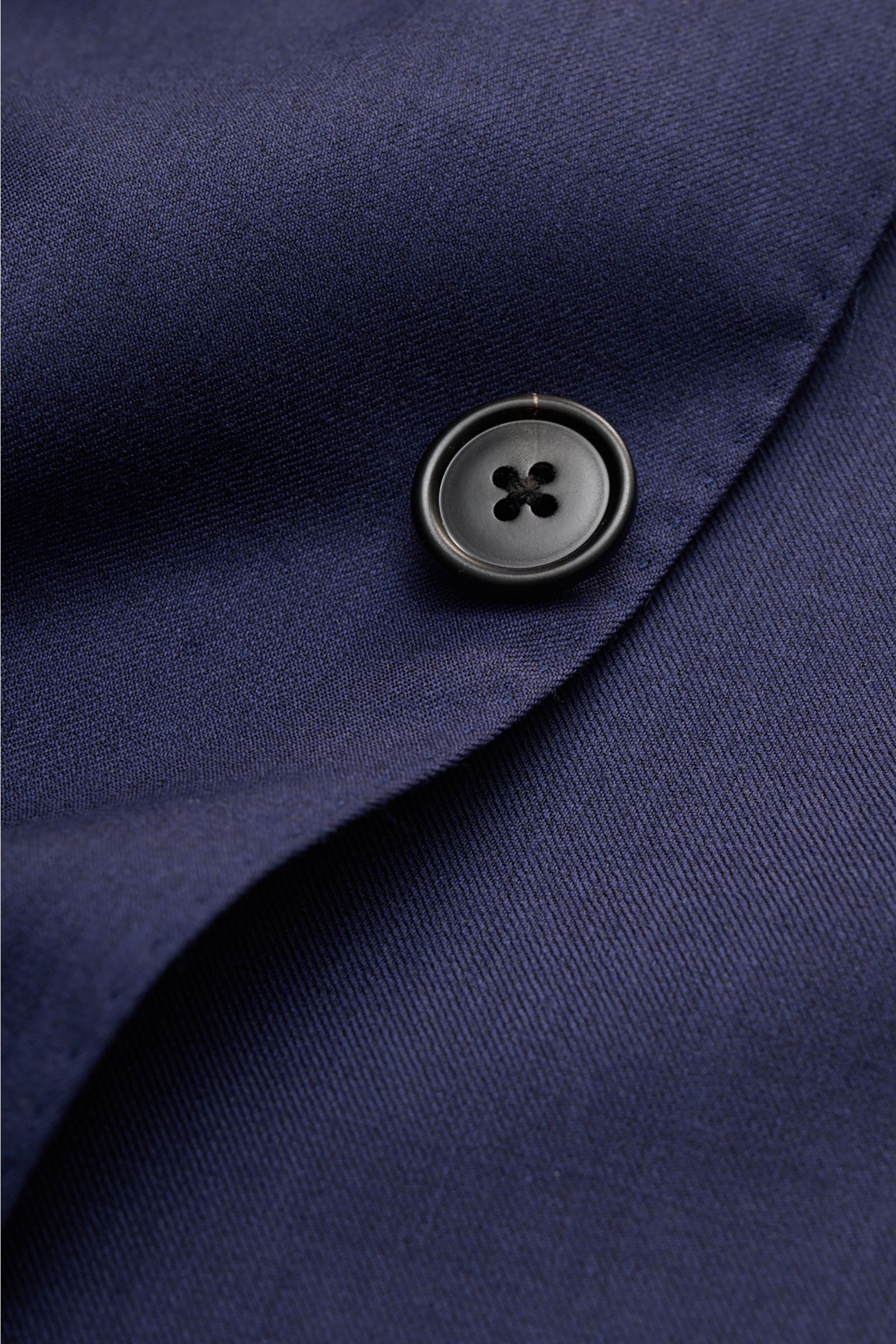 Close-up front view of the Belvest Smart-casual jacket navy showing a black button on fine navy wool-silk twill fabric. BELVEST combines super soft fabric in a fine wool-silk blend in this smart-casual jacket with fine twill in fitted three-button styl