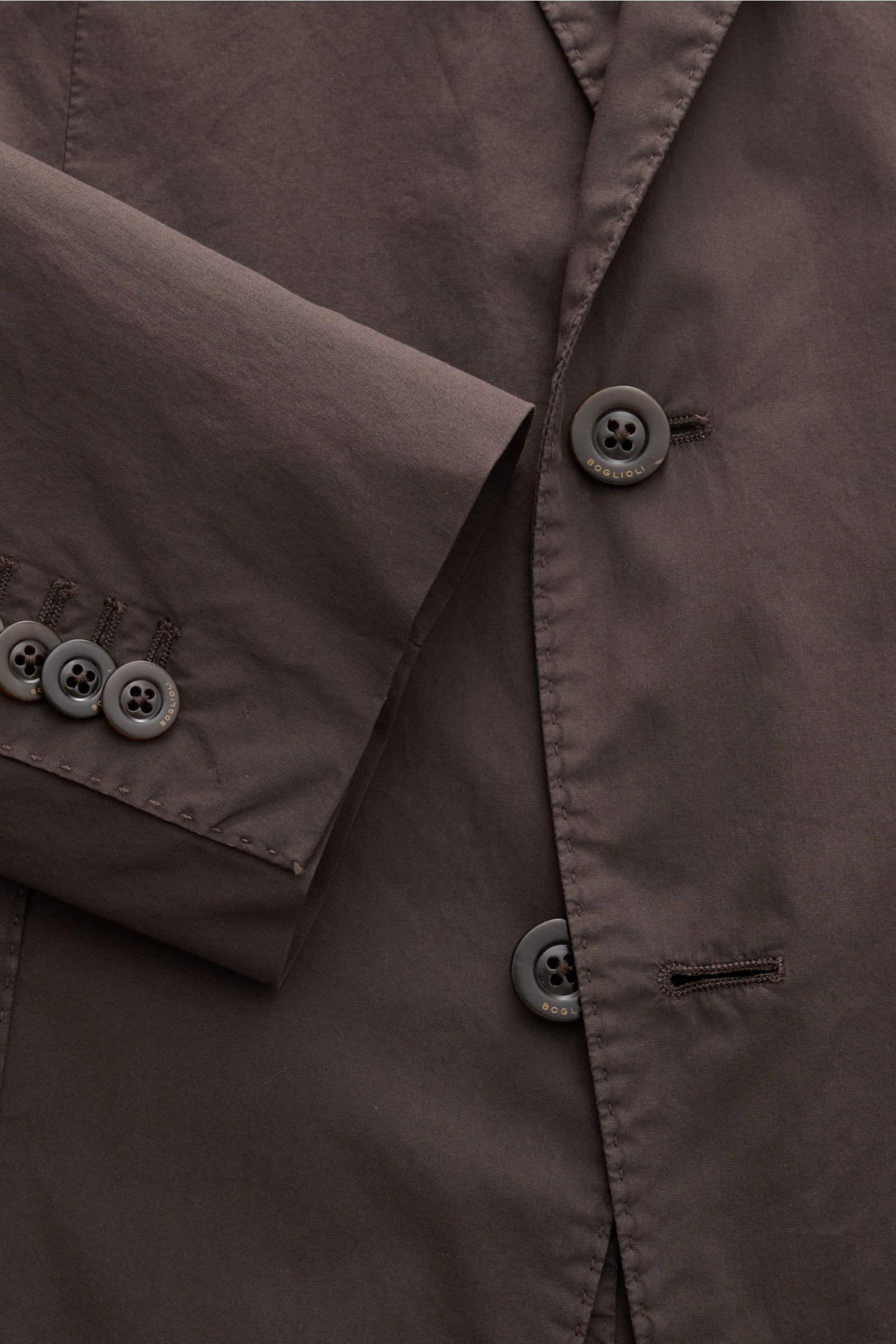 Boglioli Sakko 'K. Jacket' dunkelbraun, Nahaufnahme von Ärmel und Knöpfen, leichtes Baumwollgewebe, Slim Fit, Unconstructed Design mit Kissing Buttons.