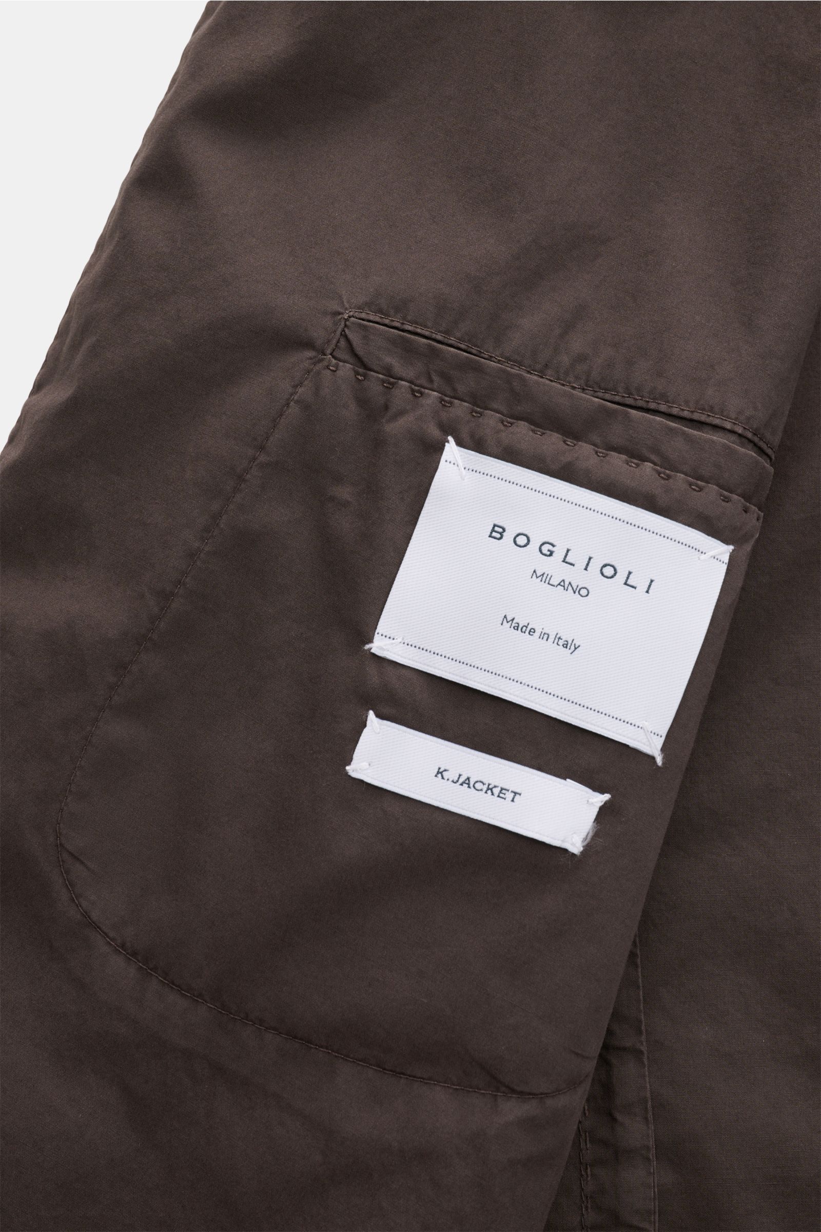 Nahaufnahme der Innentasche des Boglioli Sakko 'K. Jacket' dunkelbraun aus leichtem Baumwoll-Stretch mit zwei Innentaschen, Unconstructed Design.